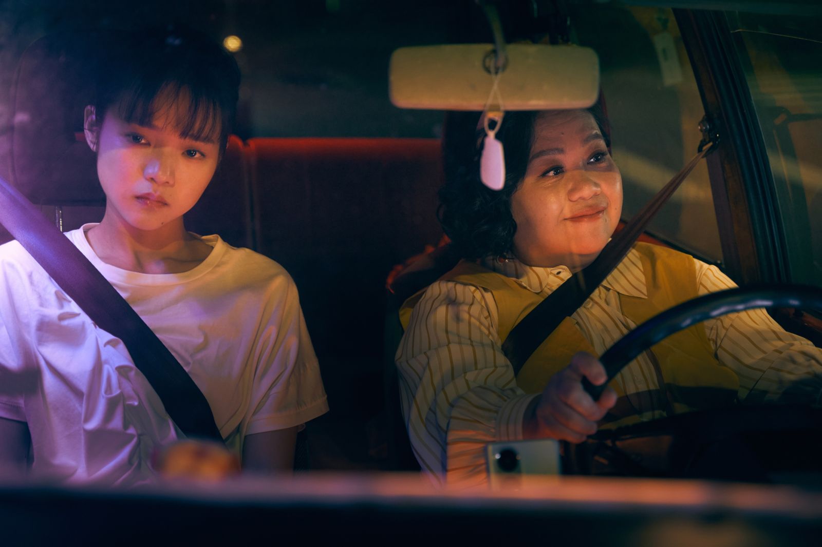鍾欣凌(右)近來憑《影后》胖姐角色入圍全球OTT大獎最佳女配角獎。Netflix提供