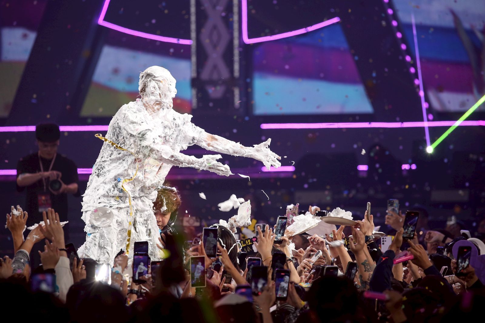 小豬被砸到全身都是泡沬。李鍾泉攝