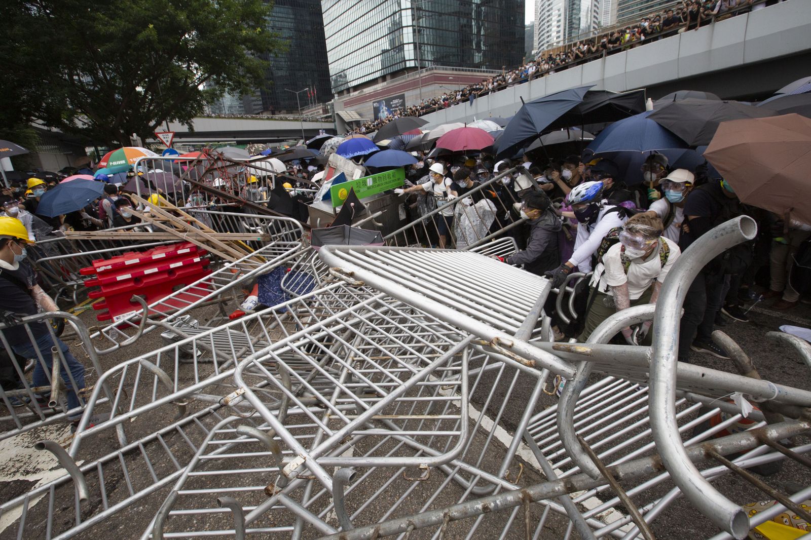 2019年6月12日「反送中」警民衝突，民眾推倒拒馬形成護城河試圖阻斷警方的逮捕行動。圖／鏡週刊