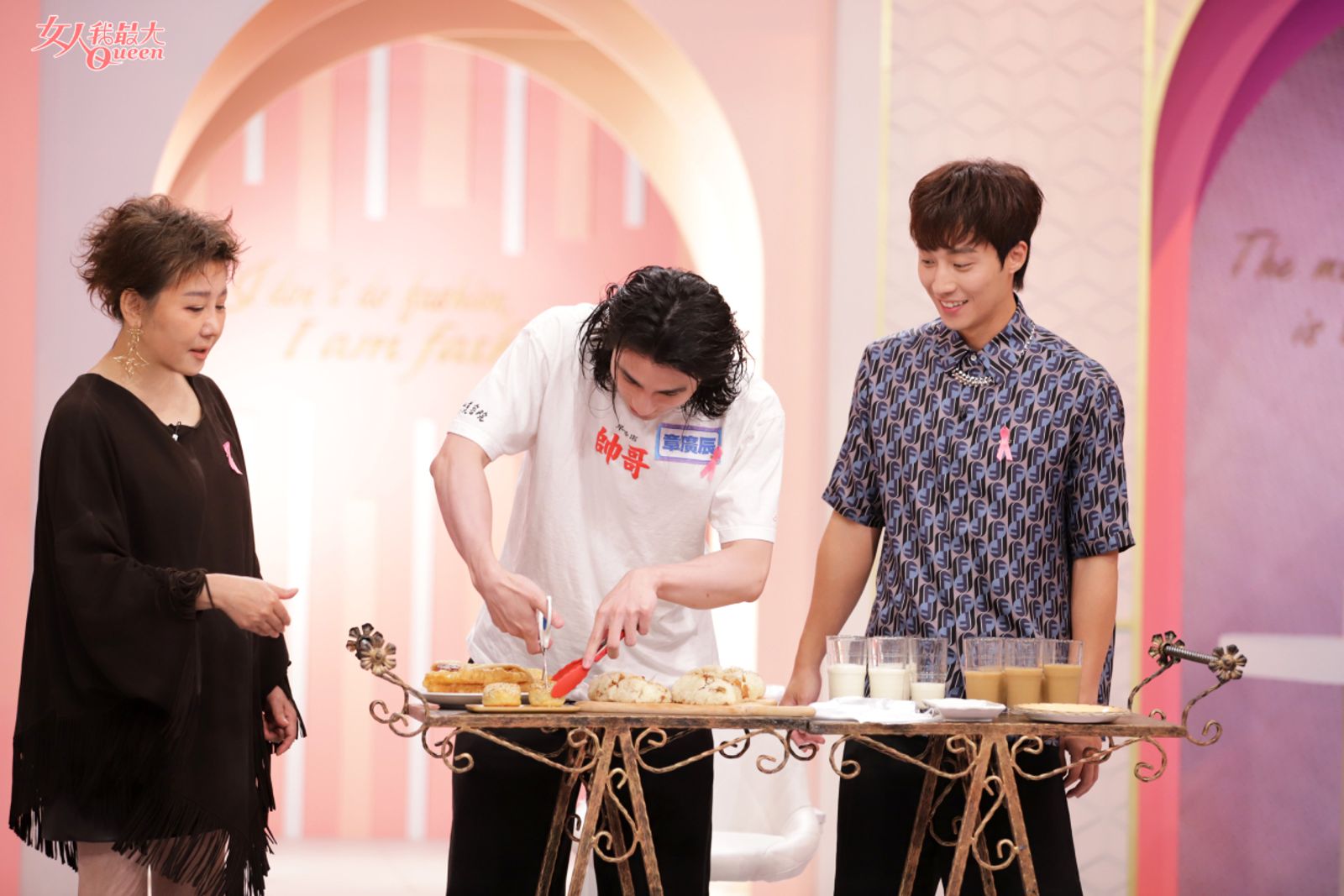 藍心湄(左起)讓章廣辰擔任早餐服務人員,卞慶華在旁看熱鬧。TVBS提供