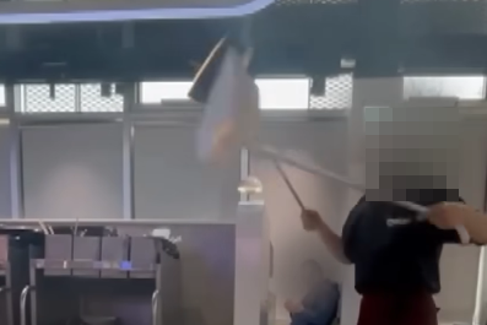 民眾至我家牛排同盟店用餐，無奈遭一旁工作人員「免費加料」。圖／翻攝自社會事新聞影音