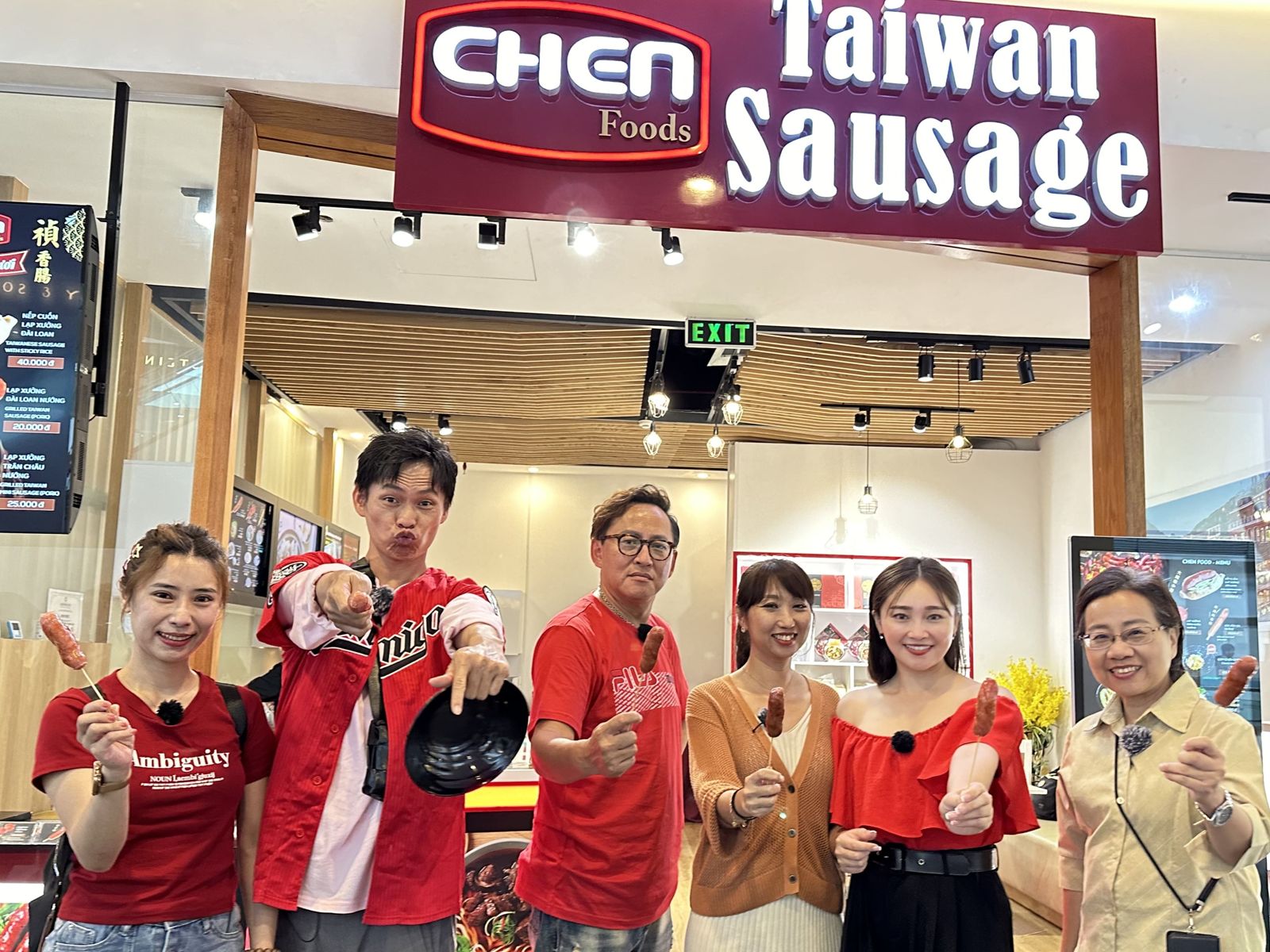 黃鐙輝越南行誤被阿姨叫「黃橙輝」　下一秒竟搭訕女兒加Line