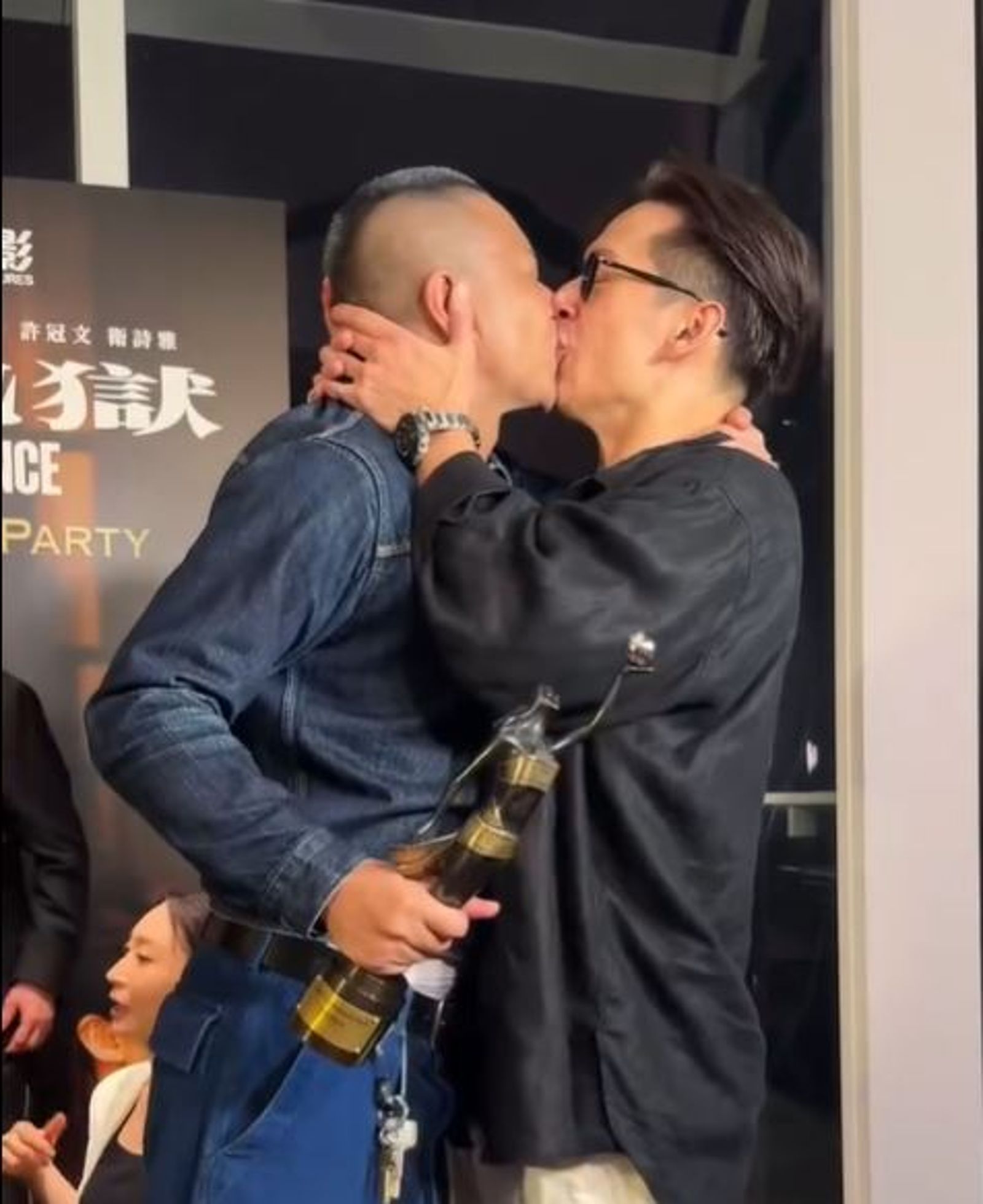 朱栢康在金像獎慶功宴上，與好友駱振偉猛親一分鐘。翻攝Threads