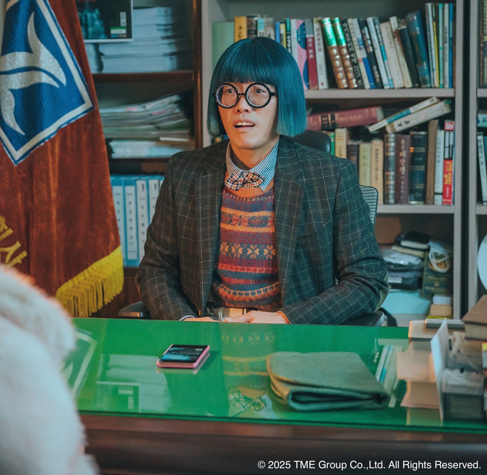 朴喜洵劇中戴上各種浮誇假髮、暴牙扮醜。朴喜洵劇中戴上各種浮誇假髮、暴牙扮醜。Hami Video提供