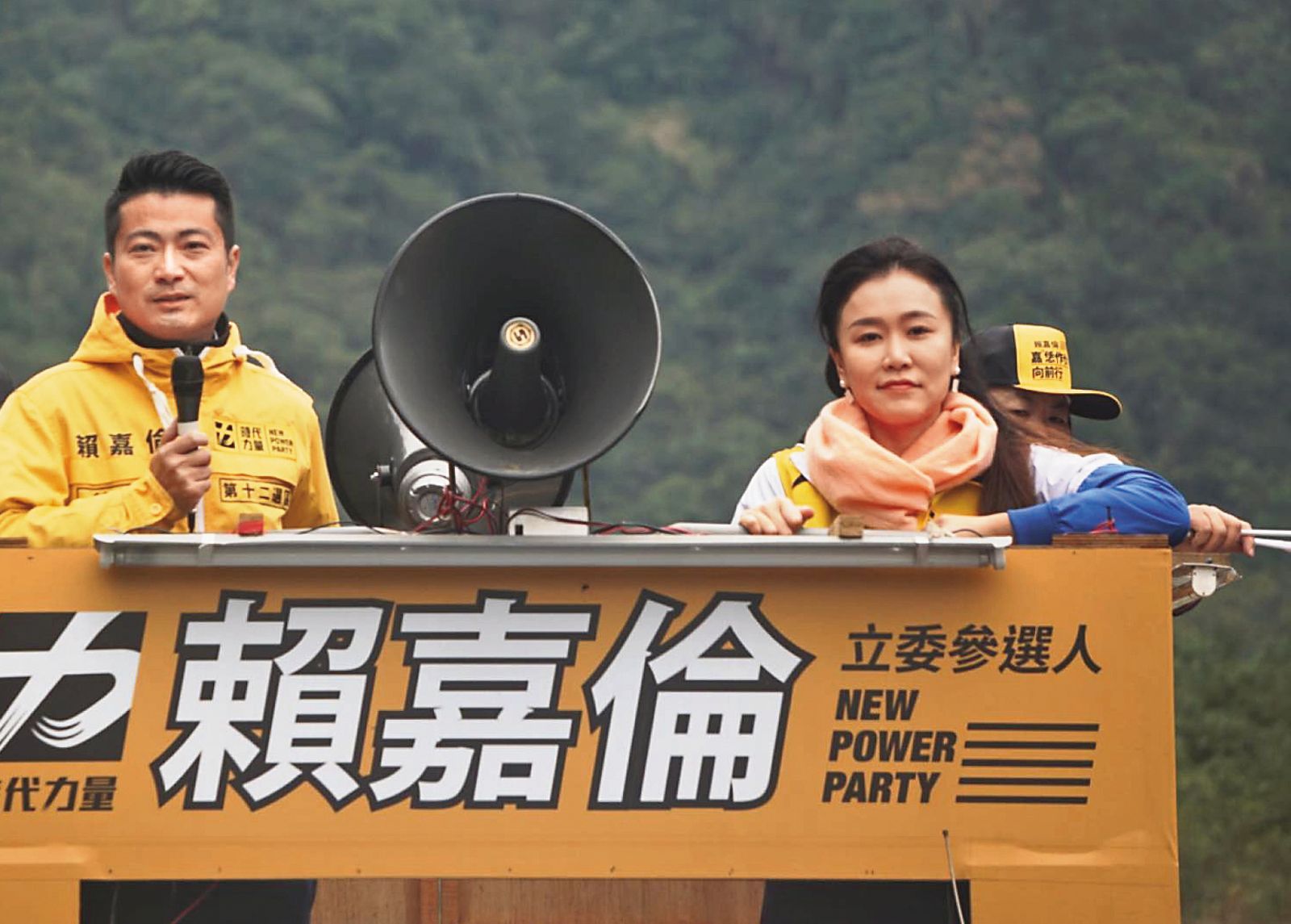 高翬成立的耘力國際商標圖由接替黃國昌在新北汐止參選立委的心腹賴嘉倫(左)幫忙申請,黃妻高翔(右)一度站上宣傳車替他拉票。圖/翻攝賴嘉倫臉書