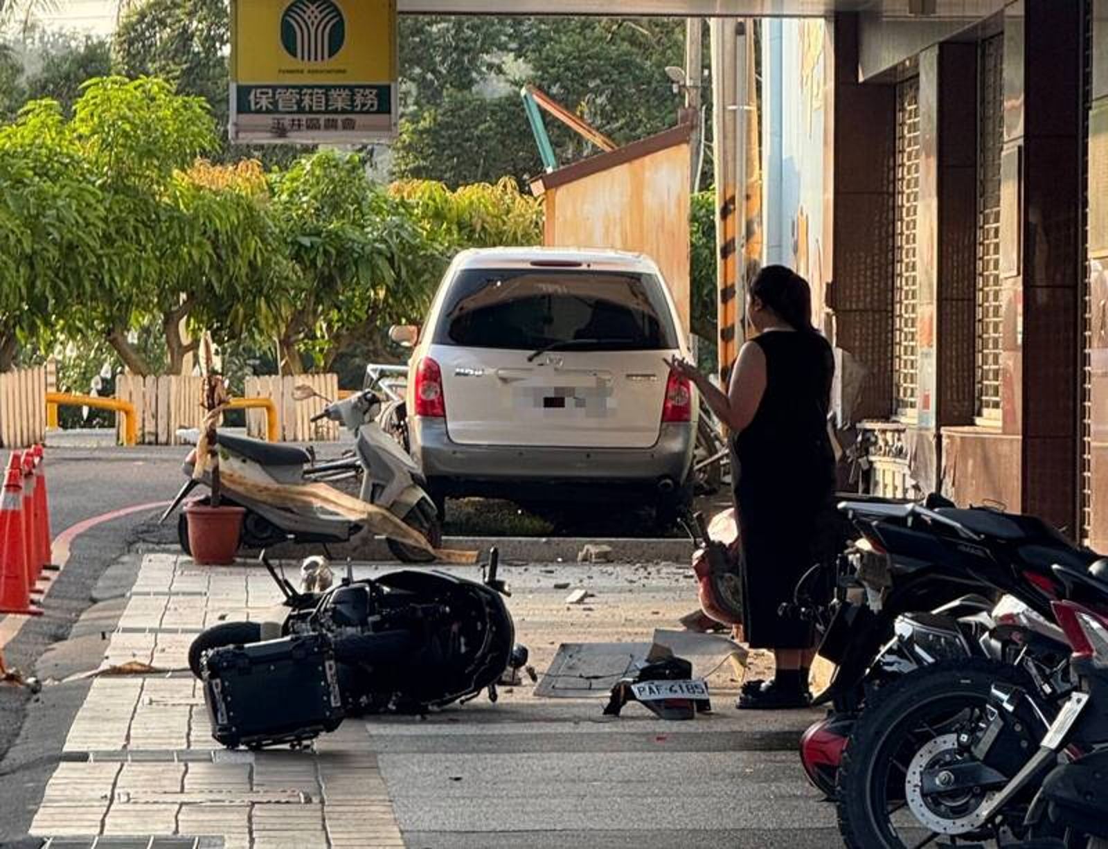 台南老夫妻遭暴衝廂型車撞飛　護理師CPR搶命見他「慢慢斷氣」