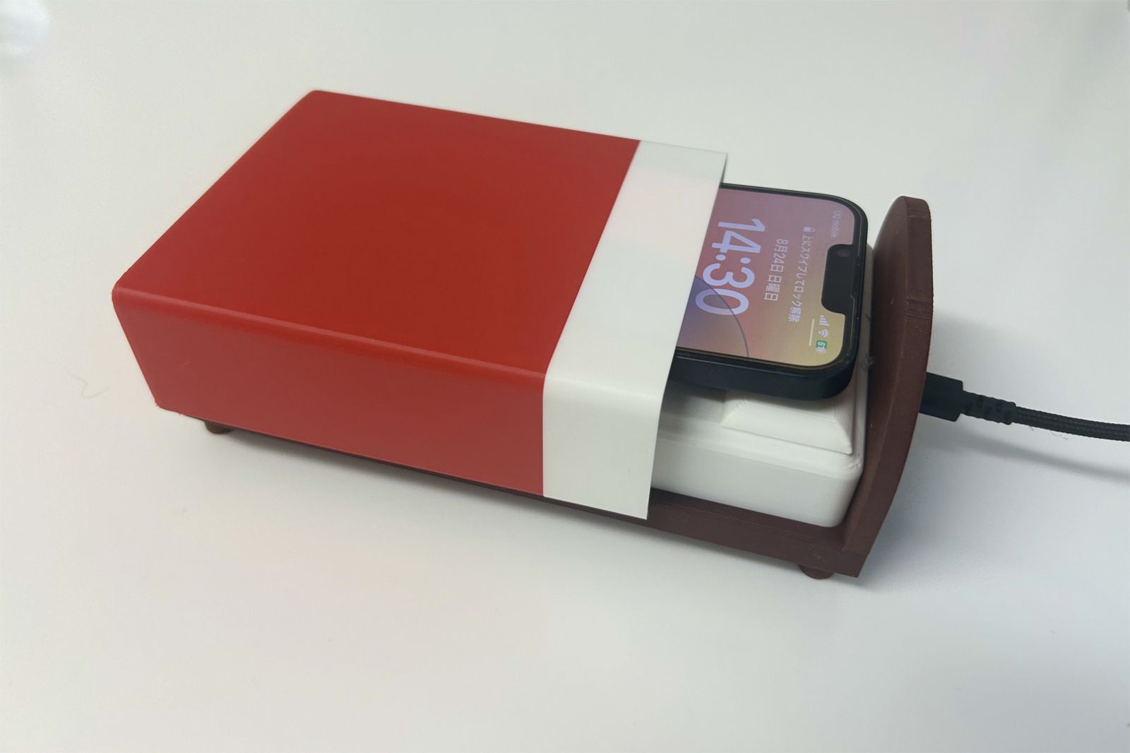 讓手機蓋被睡覺！日本高中生發明療癒「手機小床」　無線充電還內建自動指令