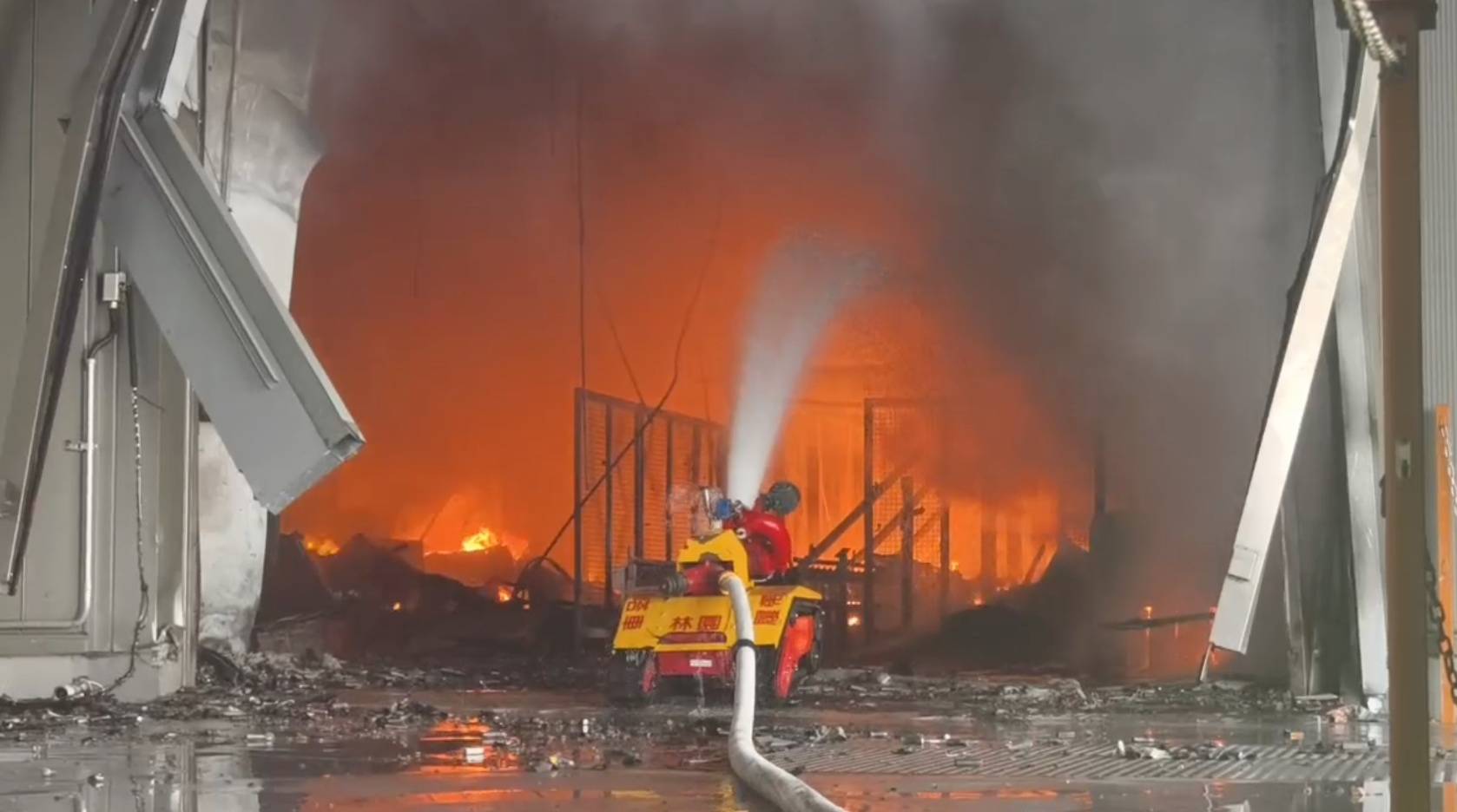 有片/高雄超級電池工廠爆炸發生大火濃煙竄天際 12員工3消防員受傷