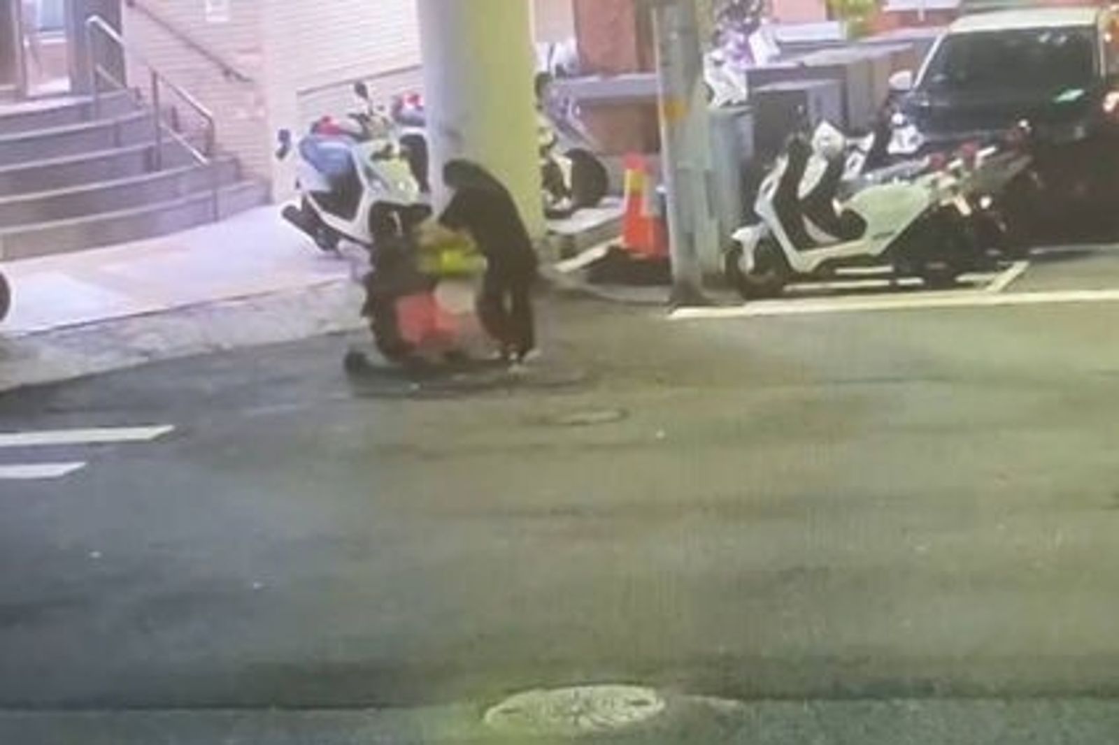 被丈夫拋棄沒錢！30歲聽障媽靠「1.4萬補助」與2孩維生
