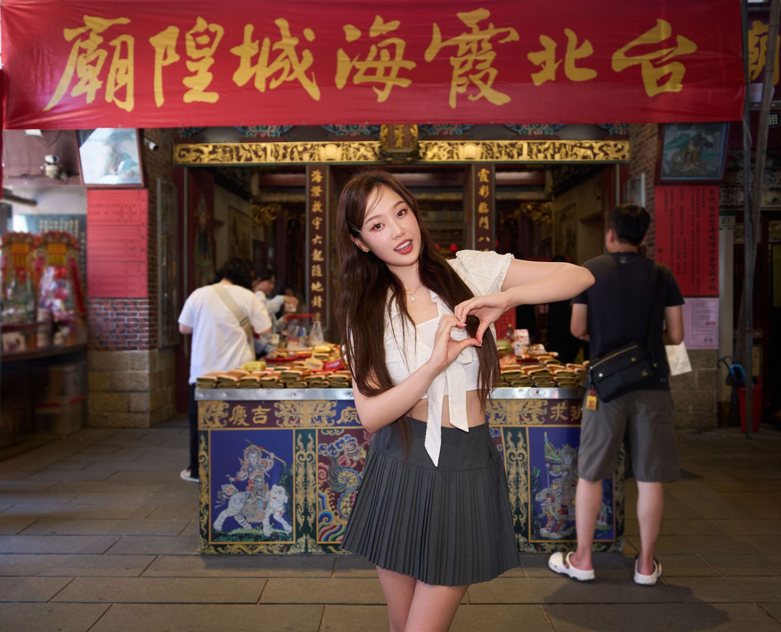 安吉日前到台北霞海城隍廟拜月老。索尼音樂提供