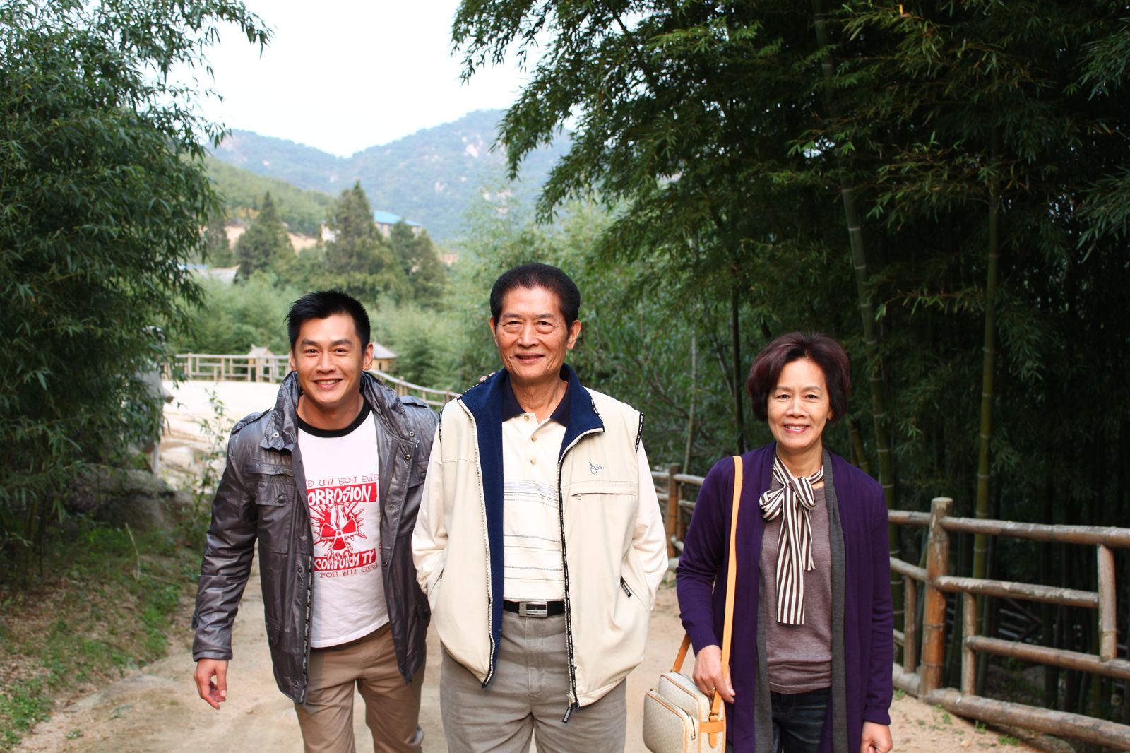 珍惜與家人相處時光，沈世朋與父親生前出遊爬山。年代提供