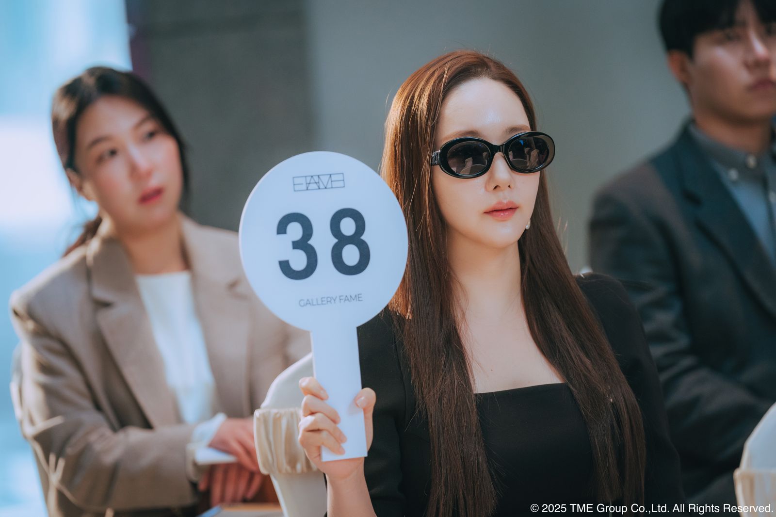 朴敏英持續展現多變魅力，成為最強詐欺師。Hami Video提供