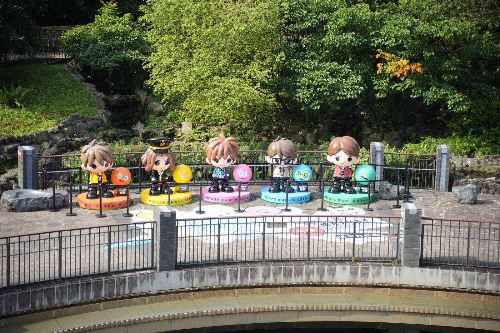 五月天MAY20250710DAYLAND公仔重回大巨蛋戶外，繼續陪伴粉絲打卡留念。相信音樂提供