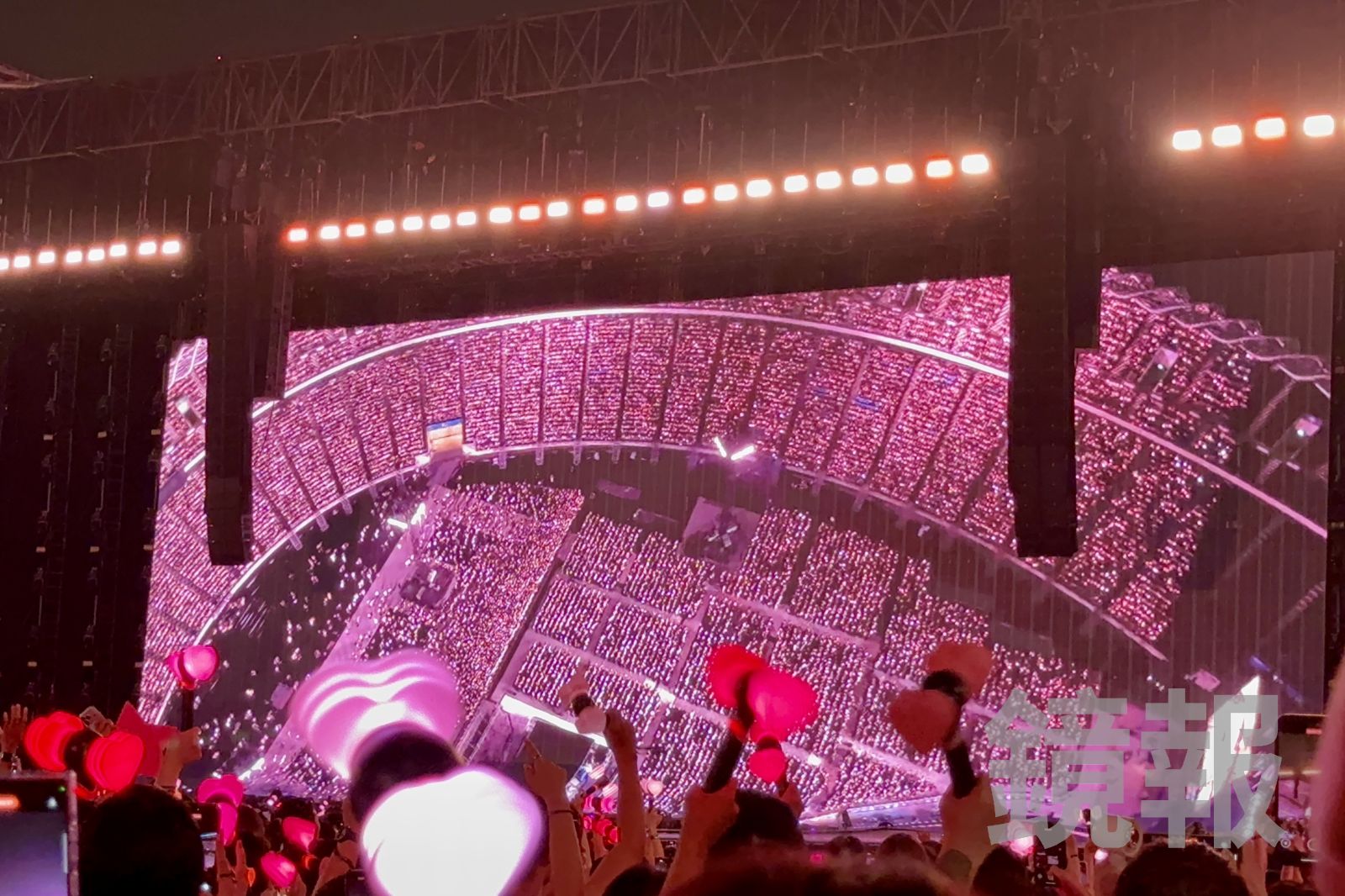 高雄世運主場館今晚也陷入粉紅狂潮,絕美空拍驗證BLACKPINK的高人氣。讀者提供