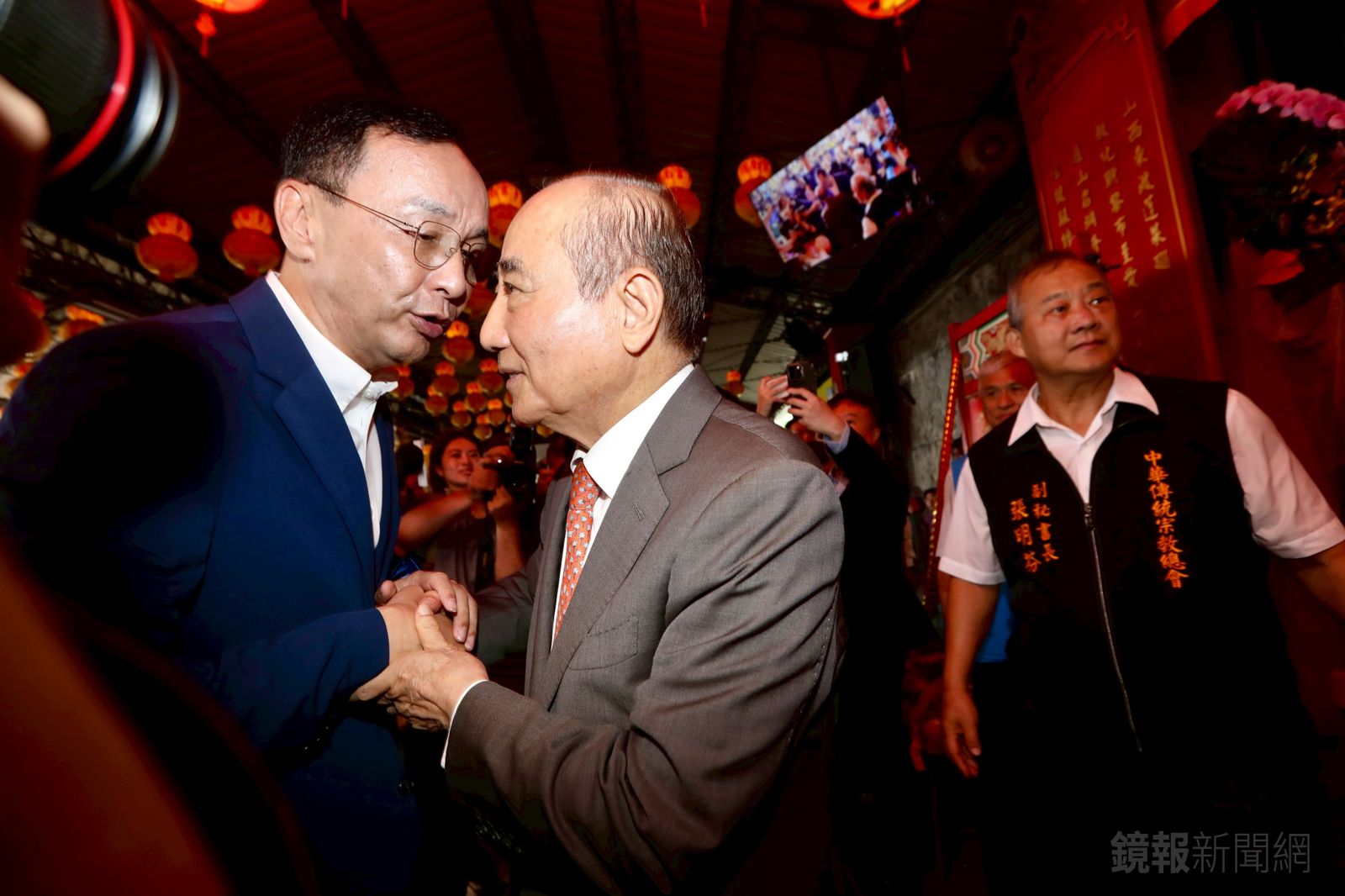 朱立倫和王金平今在指南宮的活動上碰面，兩人熱絡寒暄，朱也在王的耳邊講幾句悄悄話。（圖／林煒凱攝）