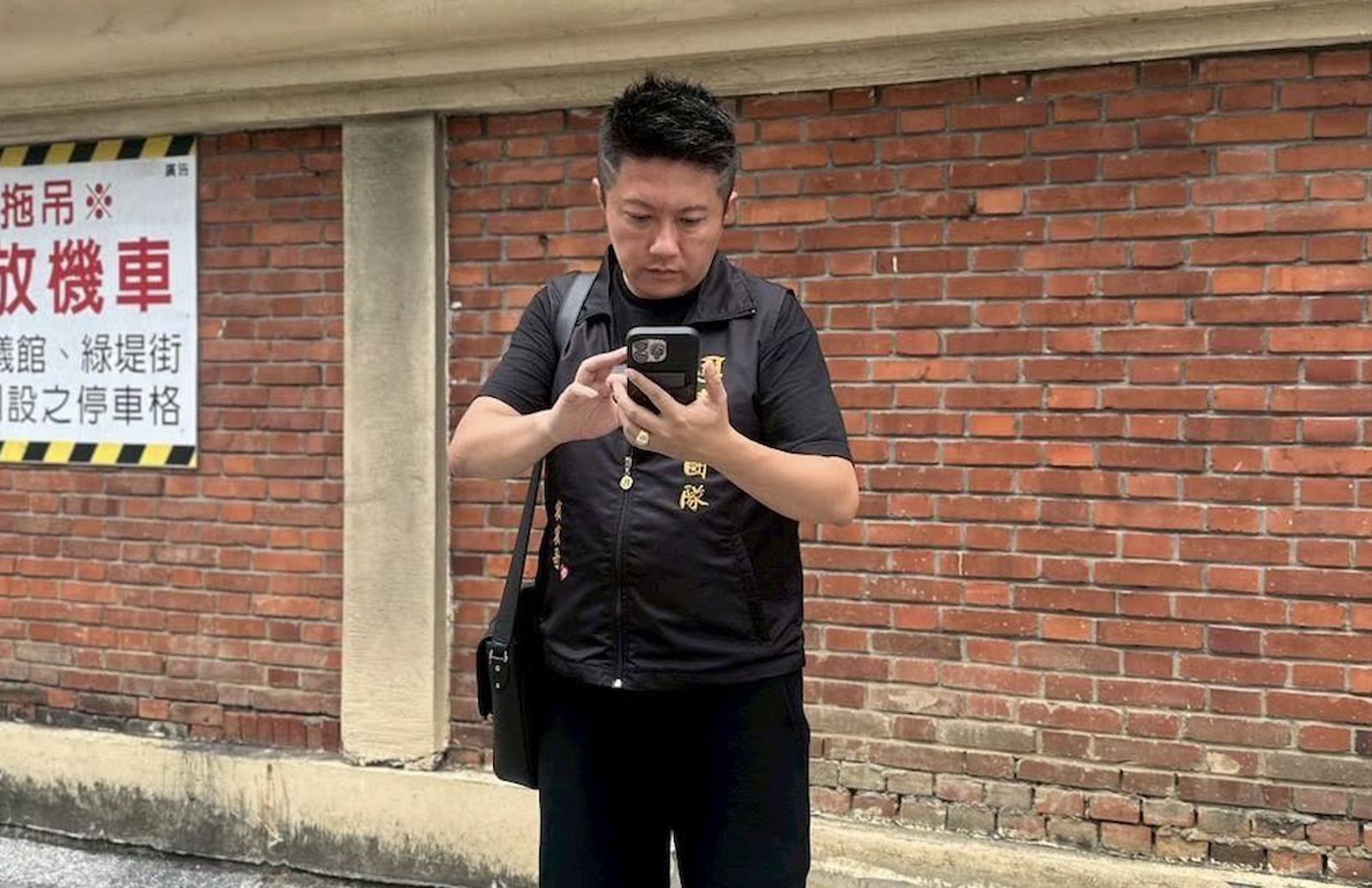 76歲阿公「遭棄養」日吃一餐、身障長者吐血籌不出手術費　網紅奔波兩地救援