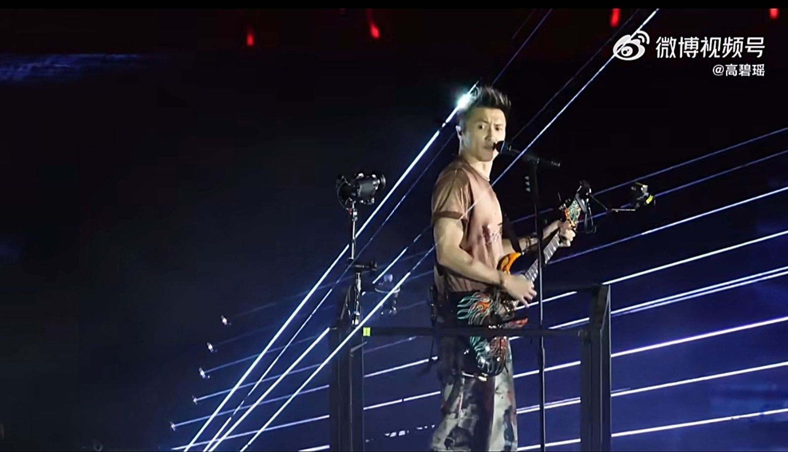 謝霆鋒重慶開唱遭舞台激光直射頭部，仍忍痛完成演出。（翻攝高碧瑤微博）