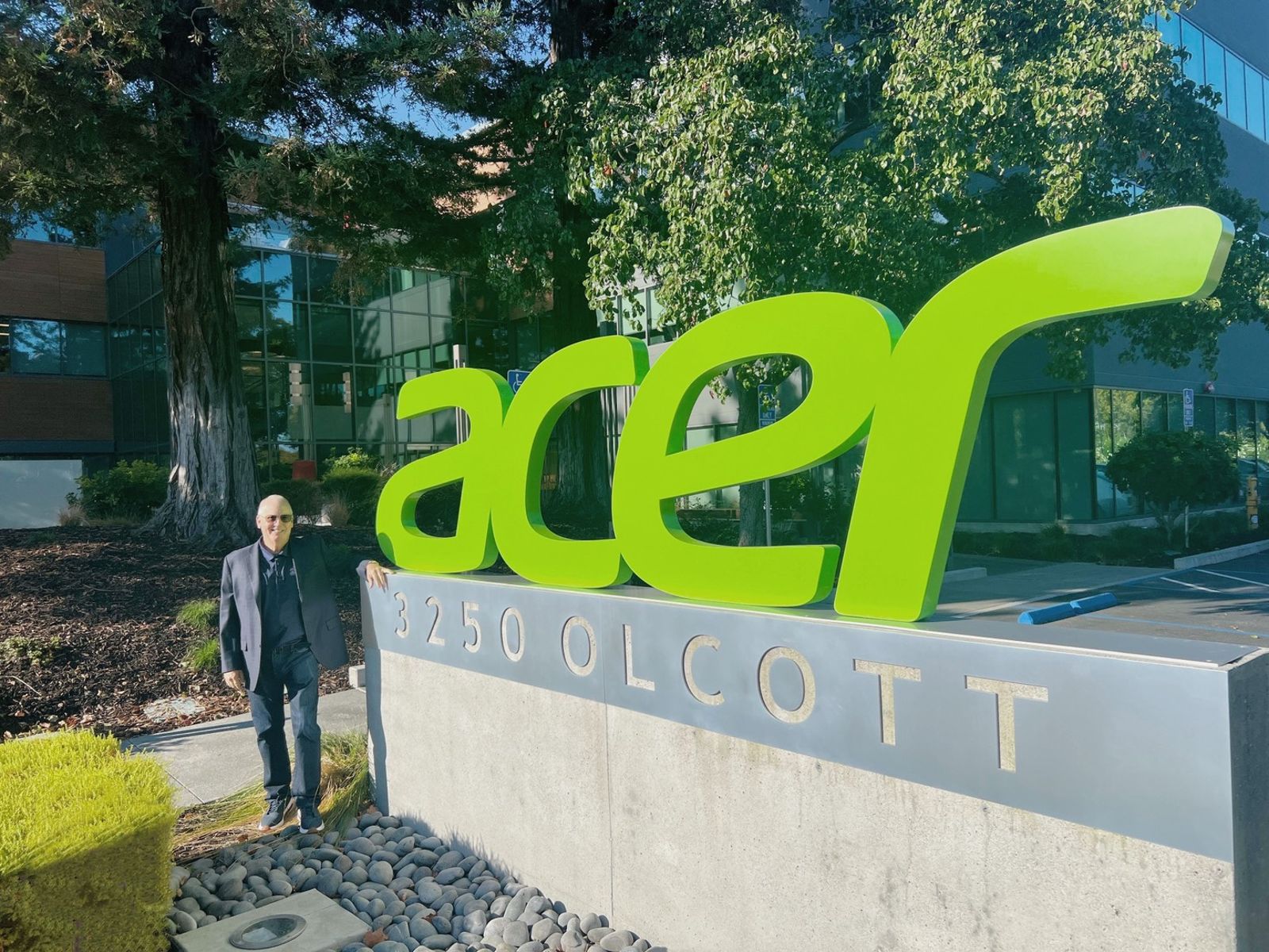 宏碁泛美營運總部總經理普蘭德加斯特與新總部入口合影。（圖／宏碁提供）