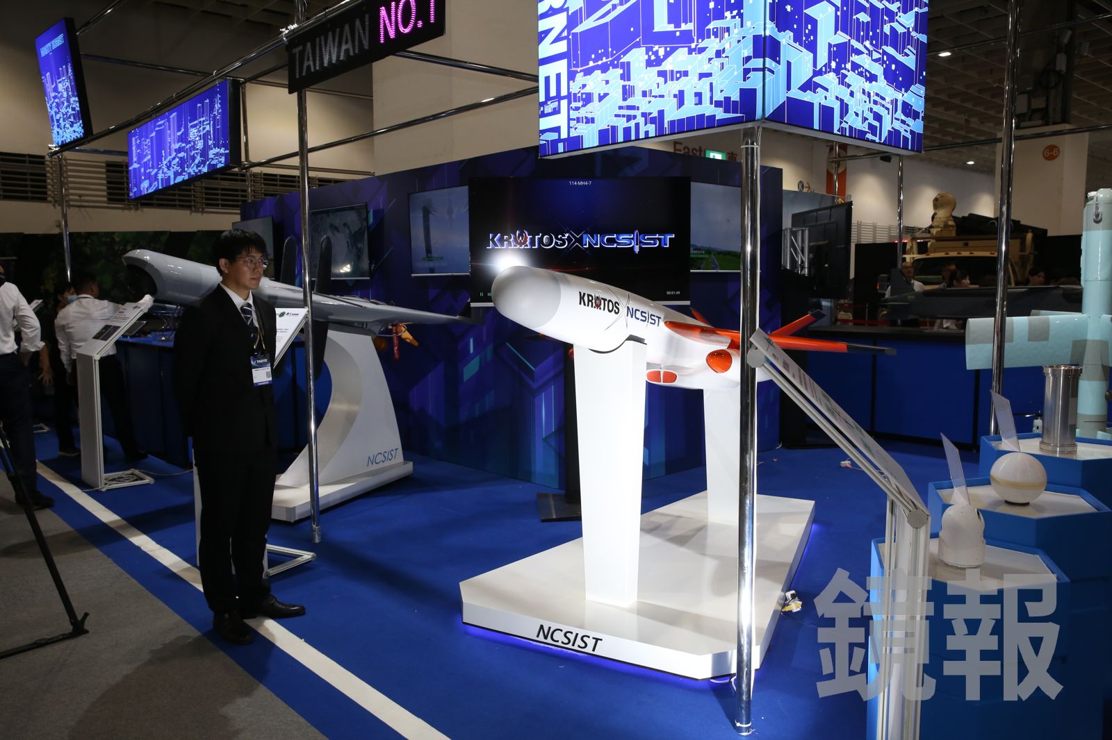 勁蜂四型具備外掛彈頭、模組化酬載及快速抵達戰場能力，能鎖定敵方運兵直升機及登陸艇，甚至是大型無人機，執行反登陸精準打擊。（圖／董孟航攝）