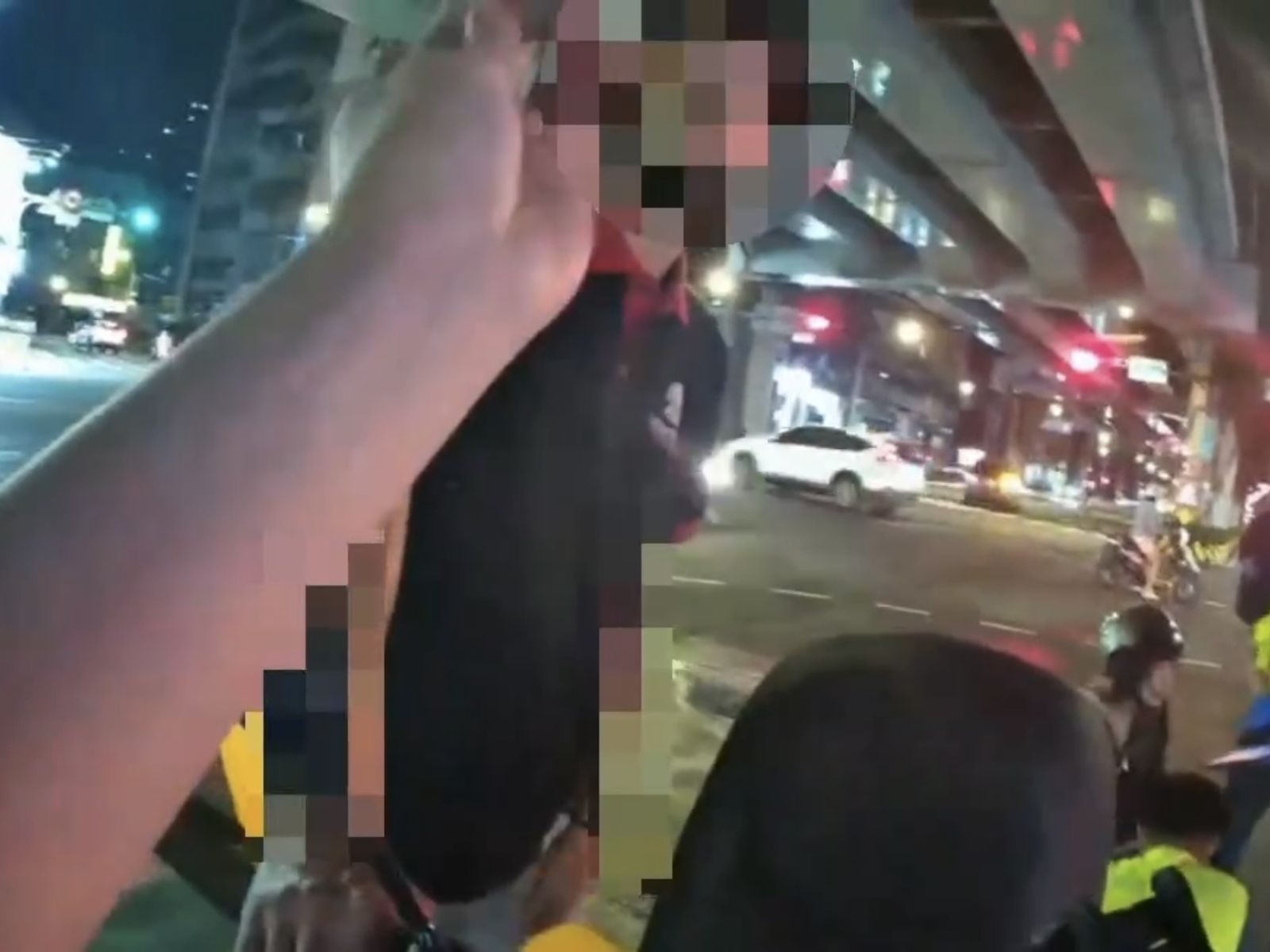 警方從陳姓騎士身上搜出含有依托咪酯成分的電子煙。翻攝畫面