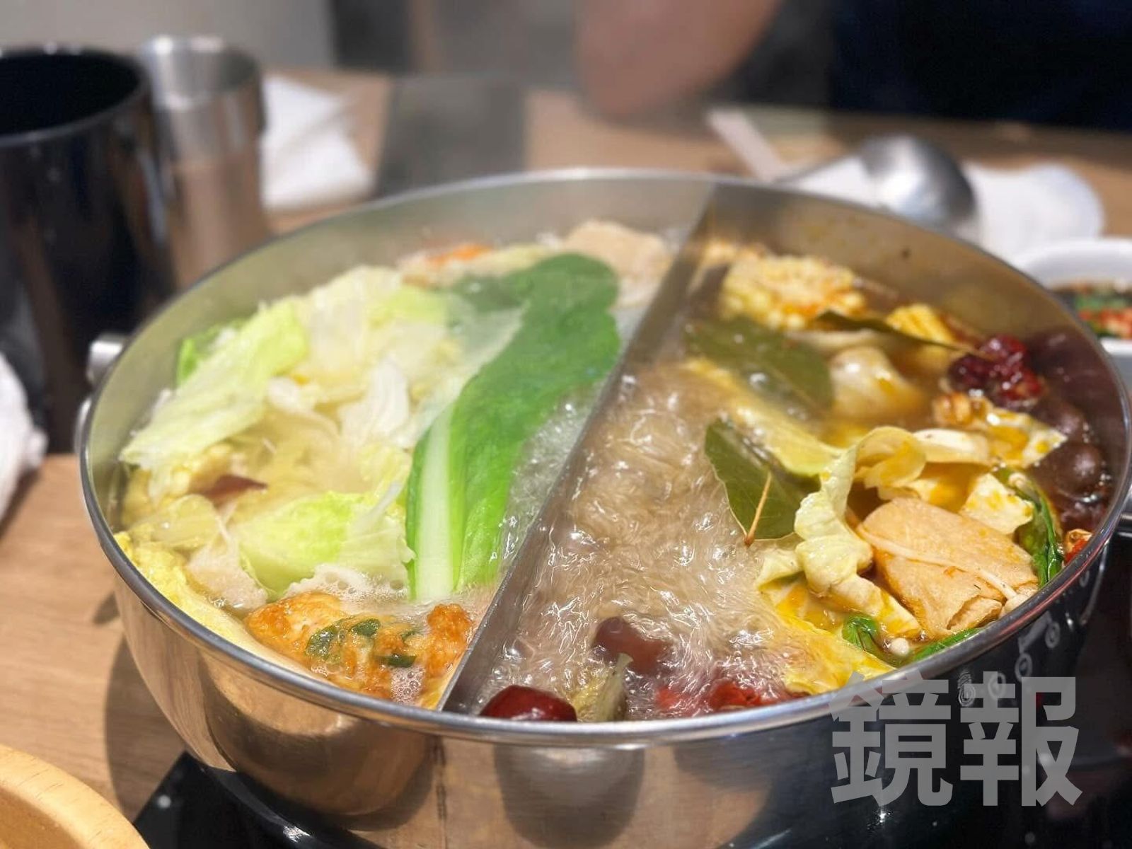 「經典慢熬老母雞湯頭」(圖左)入口甘醇不油膩;「青花大紅袍麻辣湯」(圖右,需另加價90元)沒有厚重辣油,卻保有辣度與藥材香氣。