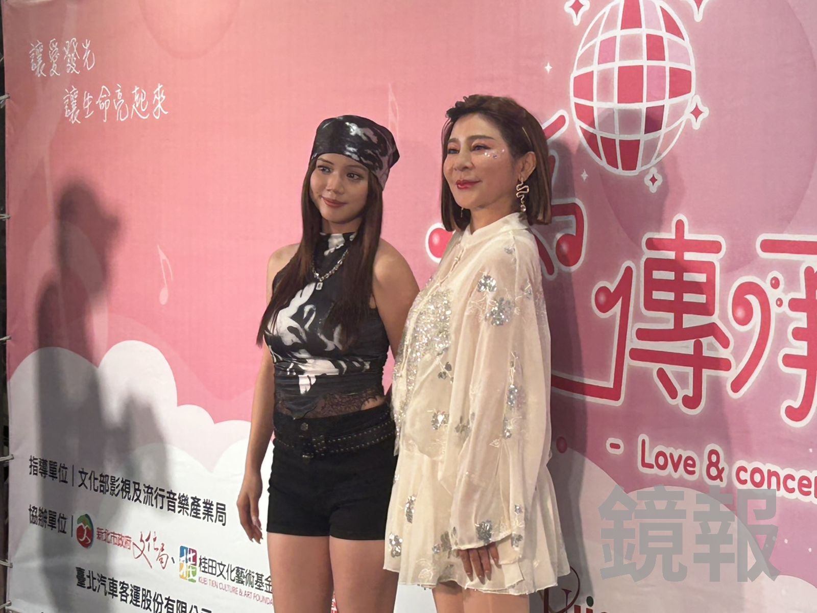 庭庭（左）剛從澳洲回台灣，就和媽媽王彩樺（右）出席活動。吳昕蓓拍攝