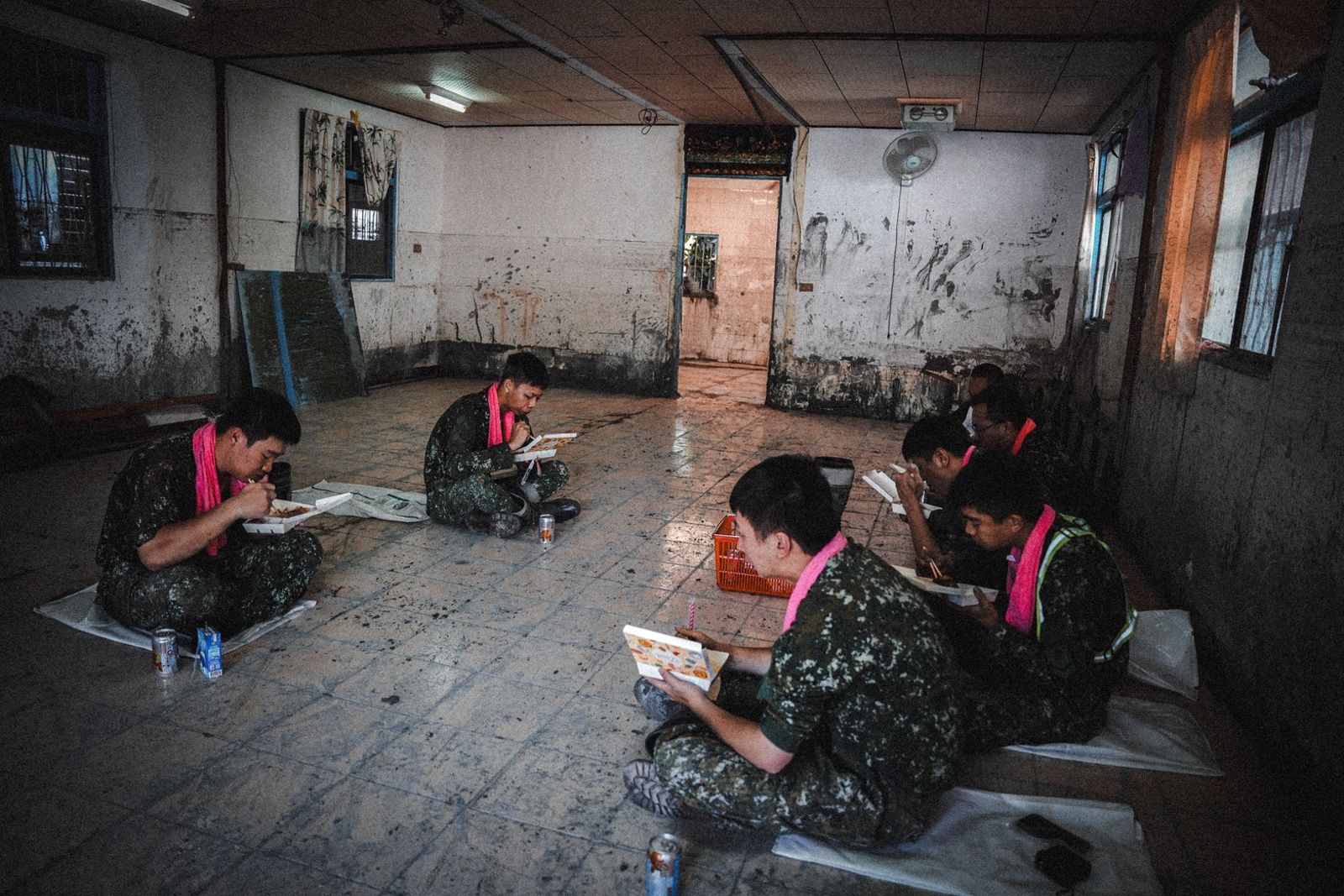 花蓮馬太鞍溪堰塞湖溢流重創光復鄉，國軍前往救災，休息時只能克難用餐。圖／行政院發言人臉書