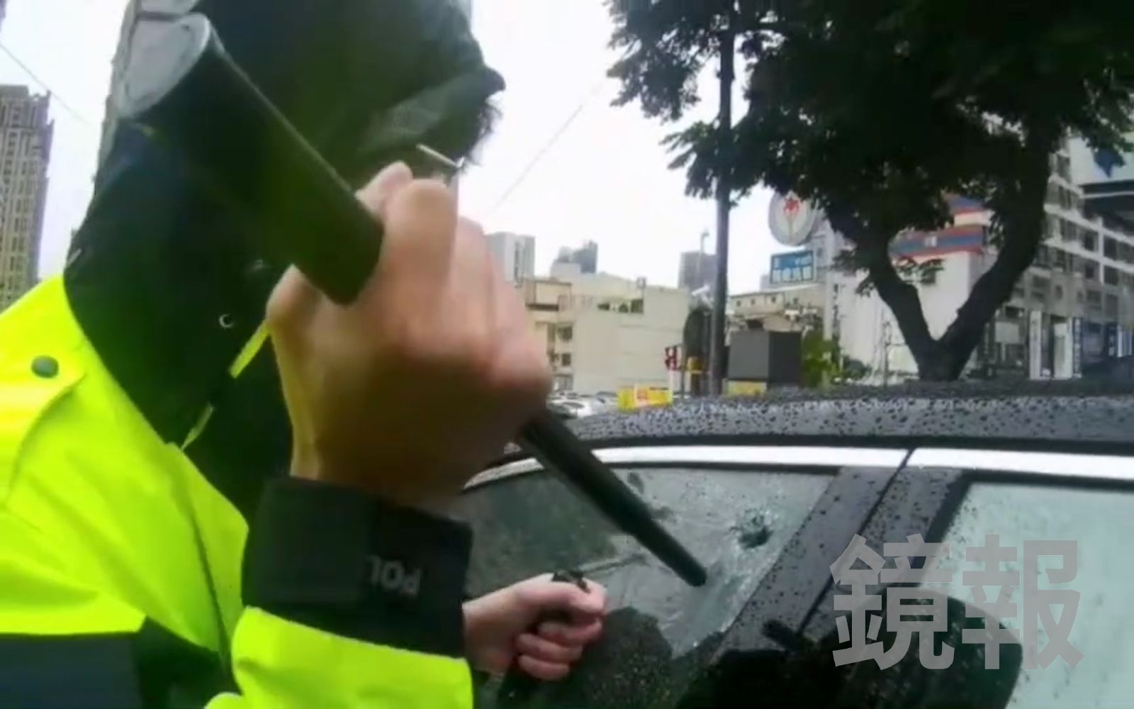 轎車駕駛昏睡不醒,警員擔心有安全疑慮,立刻持警棍擊破車窗。民眾提供