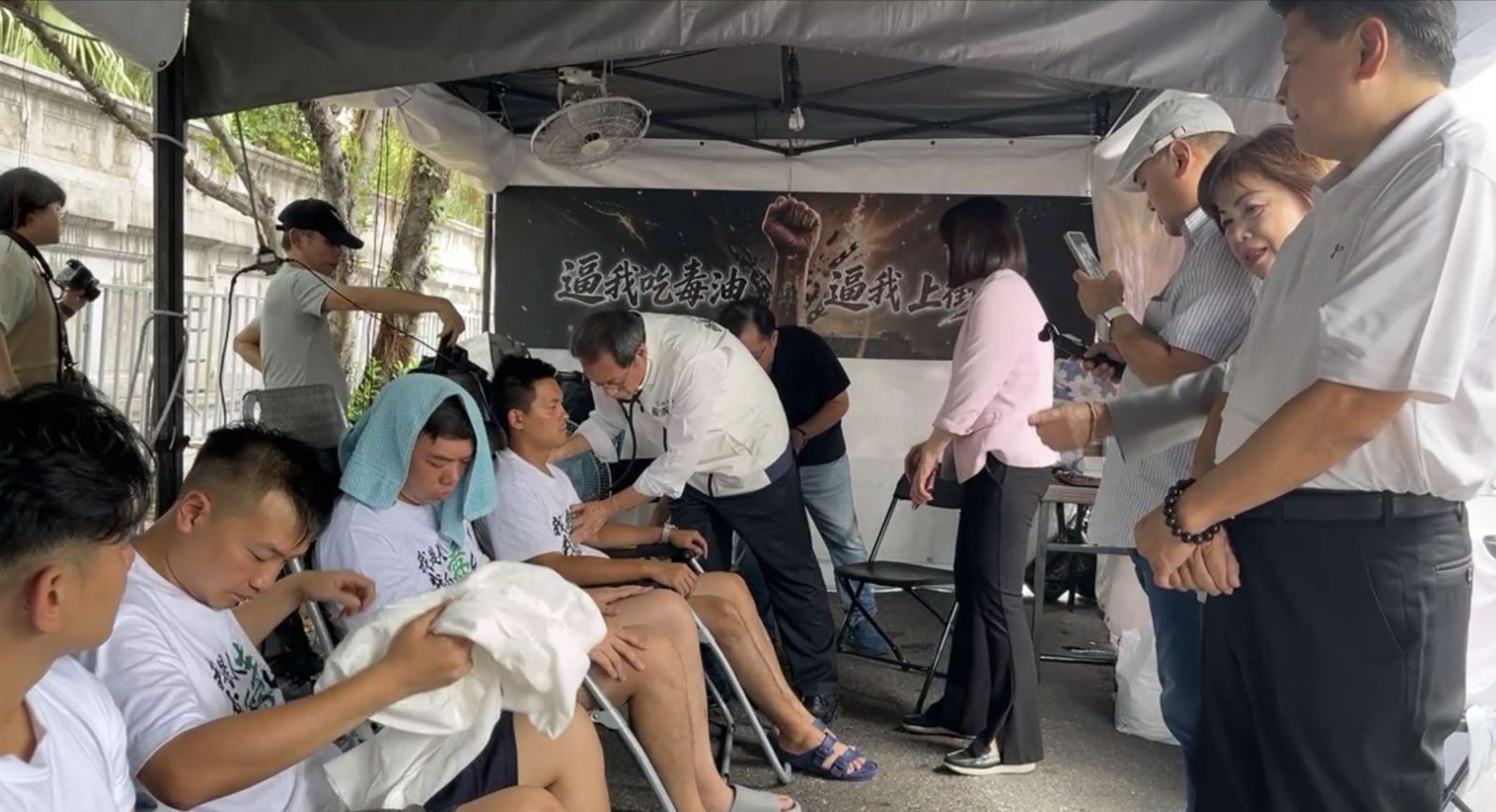 蘇清泉戴著聽診器一一關心凱道絕食抗議的小雞。（圖／擷取自國民黨立院黨團直播）