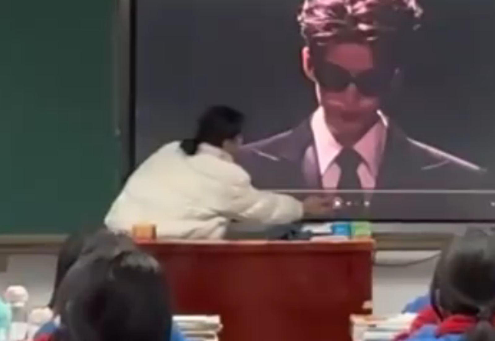 上課狂播「張凌赫走秀片」防女學生談戀愛！家長曝驚人效果...當事老師回應了