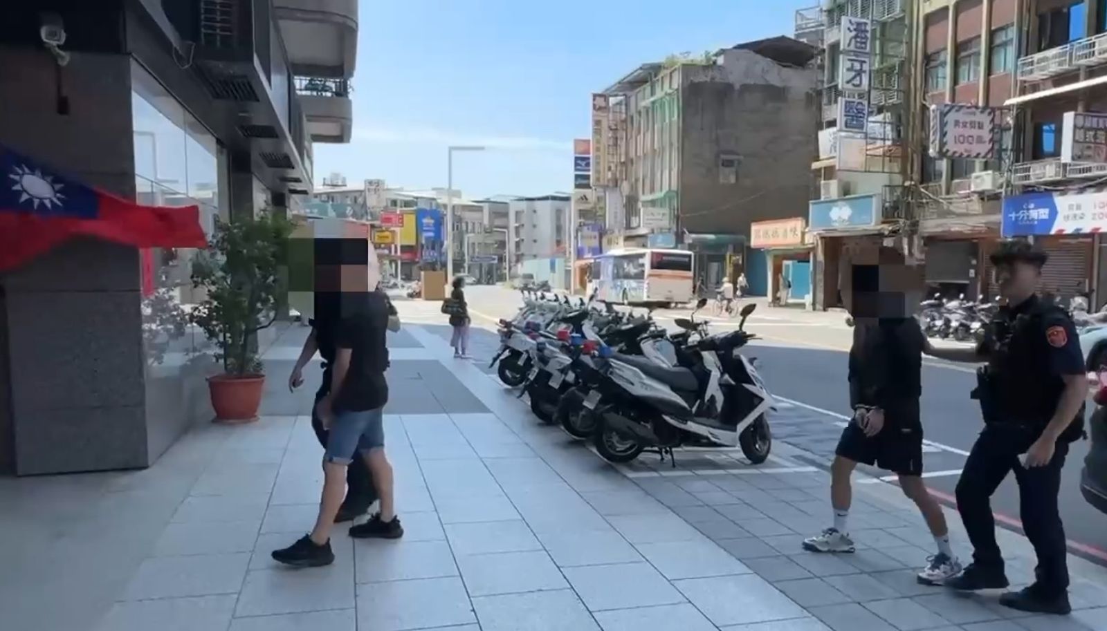 二人被帶回派出所釐清案情。翻攝畫面