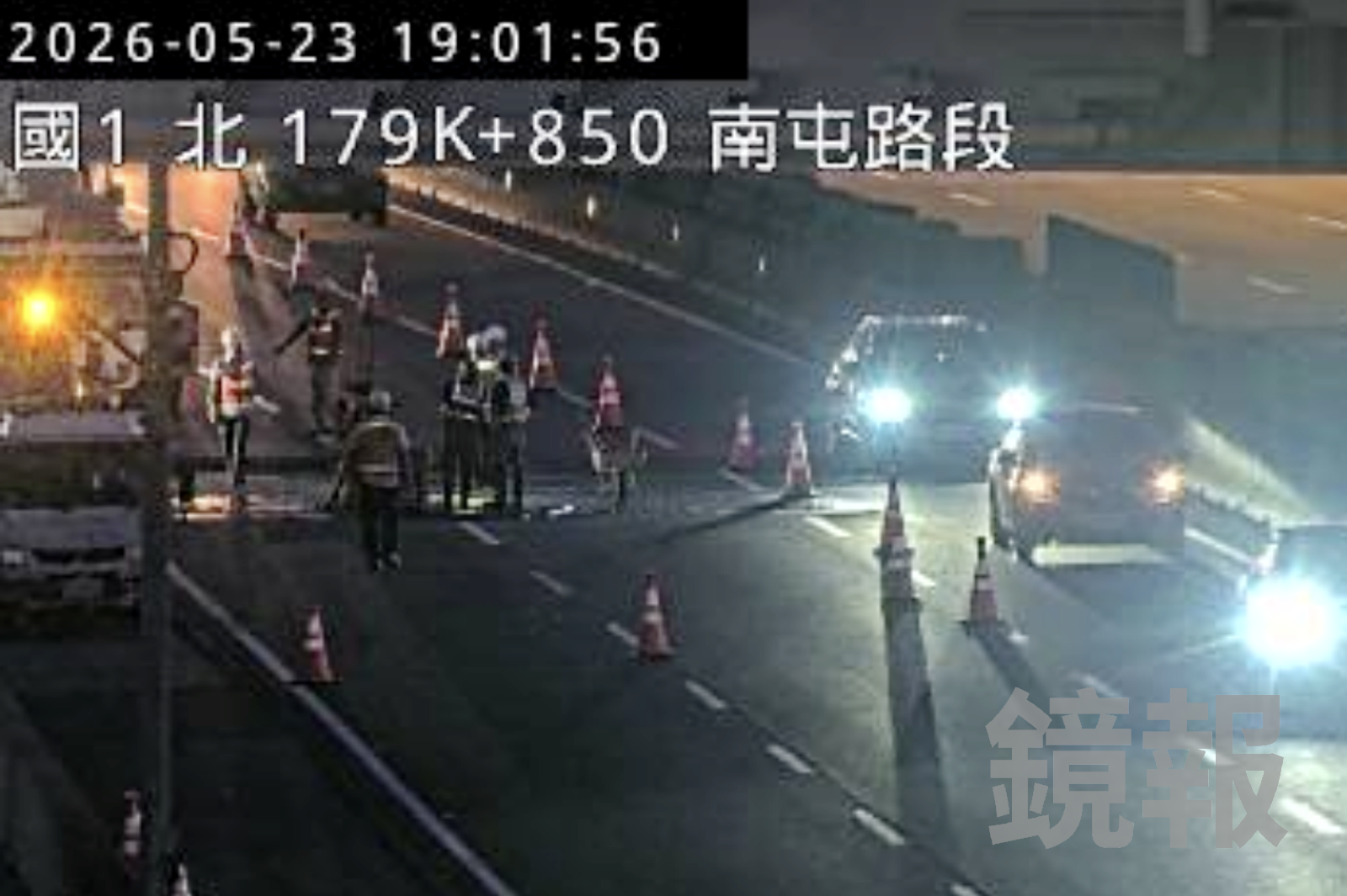 高公局人員封閉國道台中北上中線、外線與路肩路段進行搶修。翻攝國道路況即時