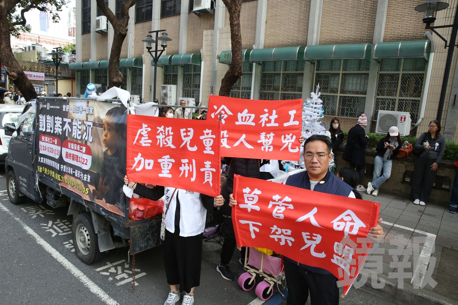 法庭秩序失控！檢方秀「剴剴」綑綁受虐照遭審辯雙方制止　「剴剴戰士」不滿怒吼、爆哭