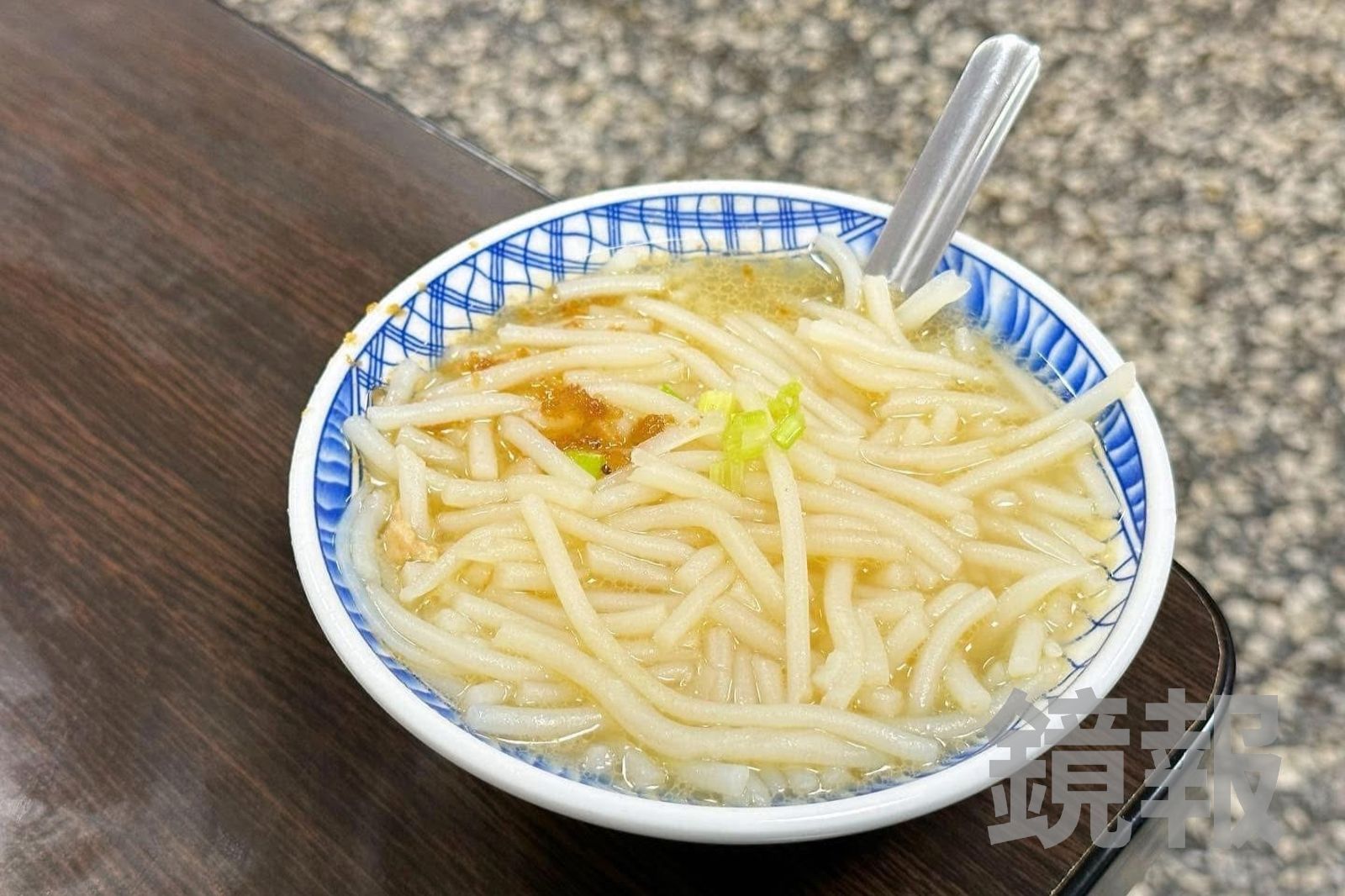 「招牌米粉湯」乳白湯頭甘醇有味,米粉吸湯有彈性。(30元/小碗)