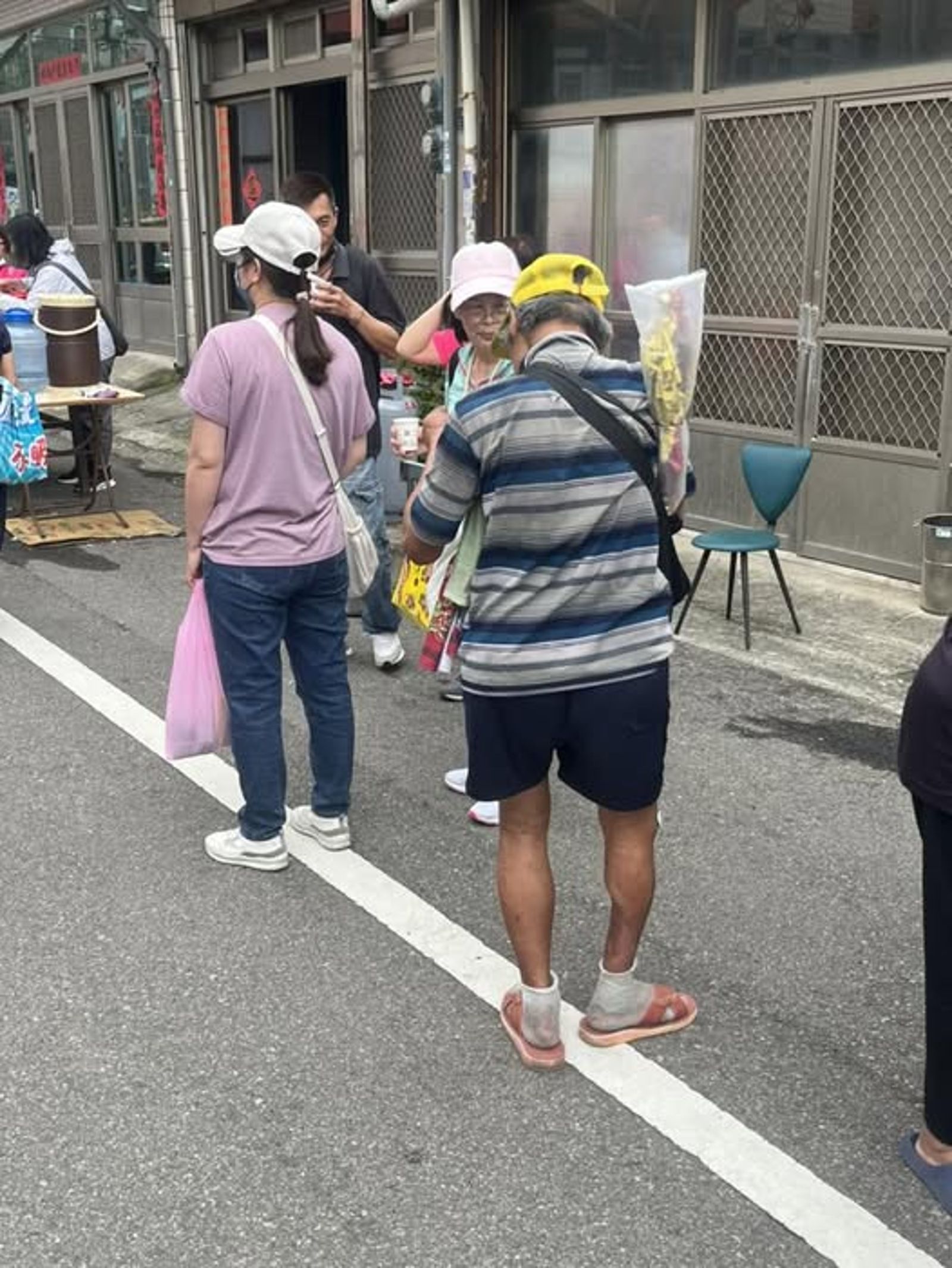 雙腿變形也要走！「勇腳伯」現身白沙屯媽祖進香隊伍感動3.3萬人