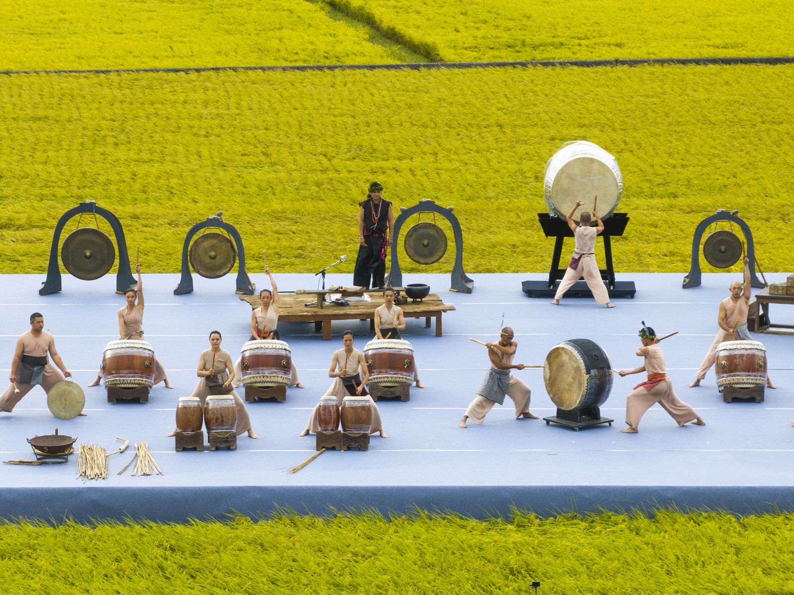 池上金黃稻浪間的「回家之路」! 桑布伊攜手優人神鼓演出「AI無法複製的靈魂之旅」