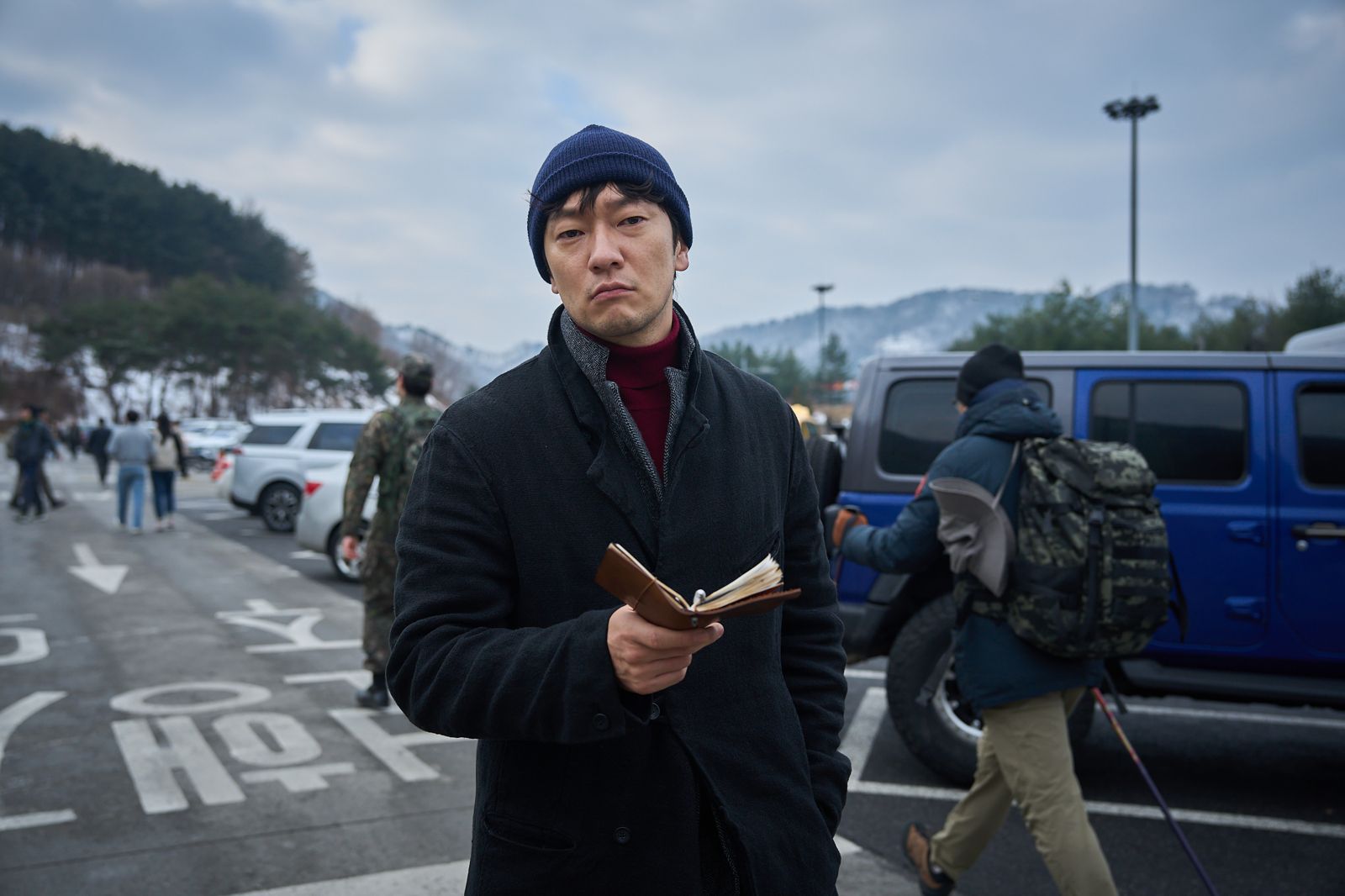 孫錫求劇中戴的毛帽很搶鏡。Disney+提供