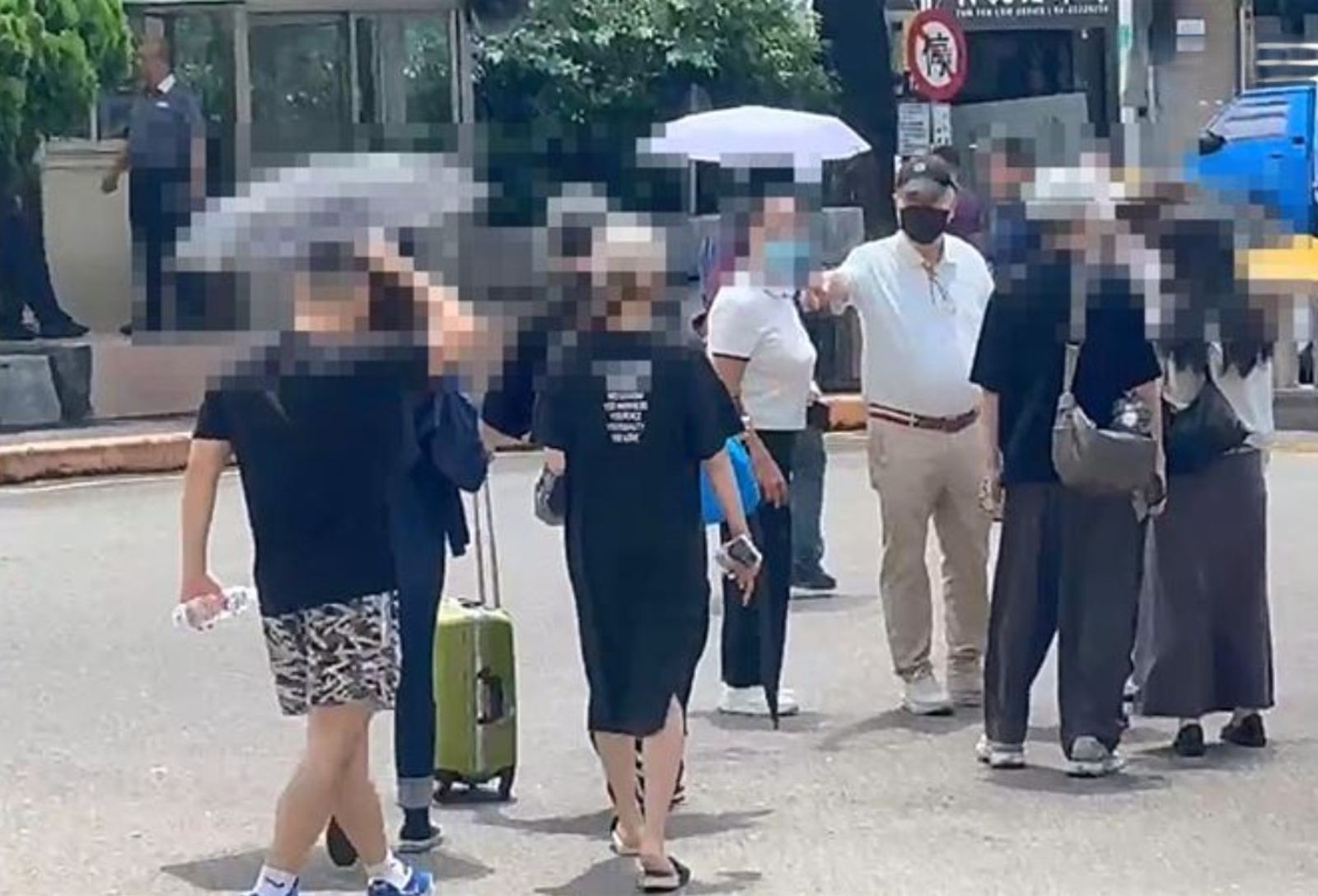 葳格掏空案金錢豹大亨妻交保 袁昶平現身地院接人「我老婆一定要親自接」