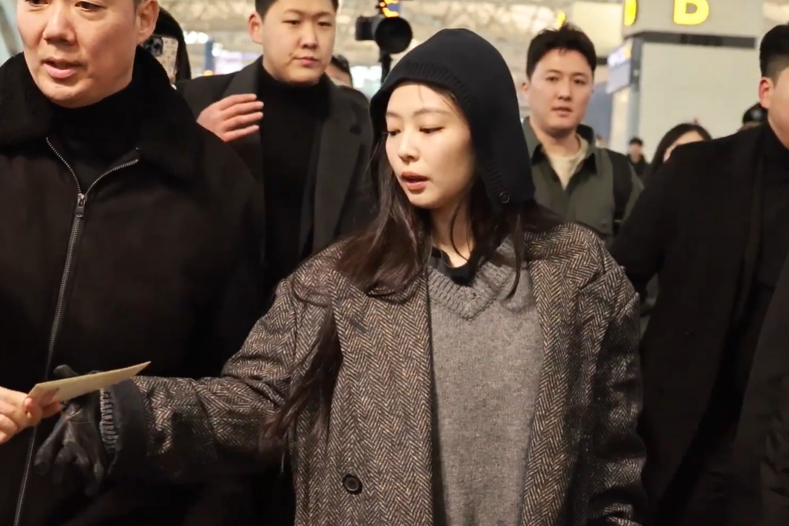 Jennie接下粉絲寫的信。翻攝YT@starplus6182