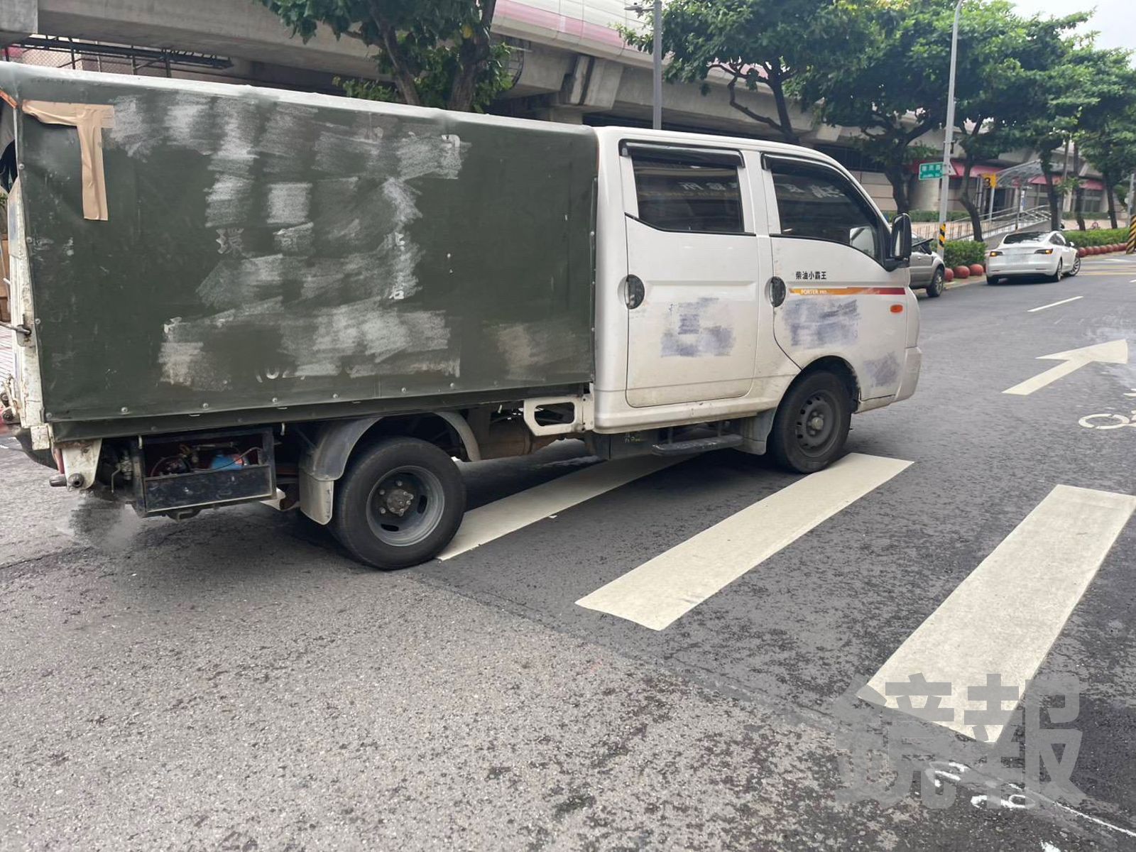 行人地獄再奪命！北投75歲婦撐傘過斑馬線　遭左轉小貨車撞飛慘死