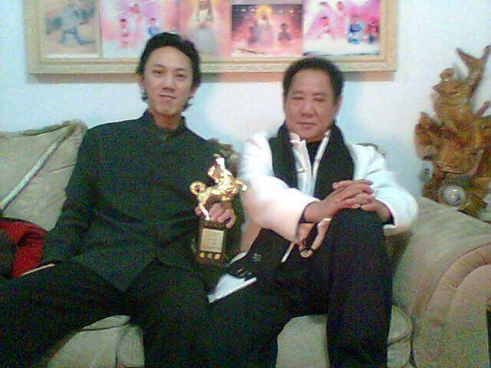 馬如龍（右）之子黃人龍驚傳離世。翻攝黃詠淇臉書