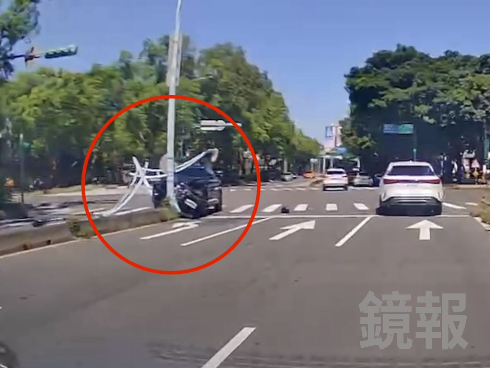 北市愛國西路「碰」一聲!200萬義大利稀有休旅車猛撞電線桿 路燈整根倒地畫面曝