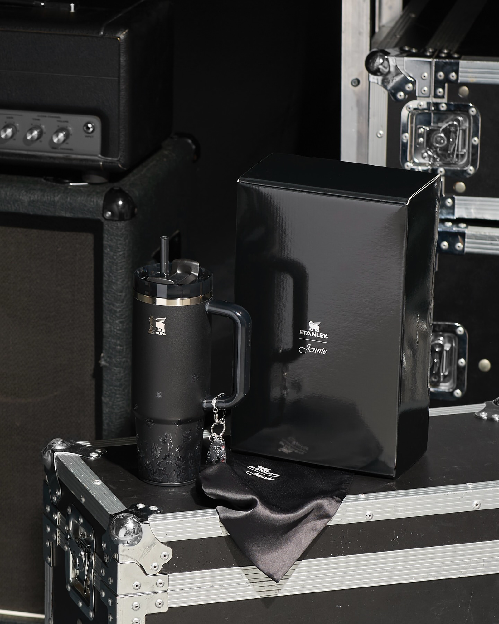 Quencher® Luxe Tumbler 吸管隨手杯 2.0定價新台幣2880元，握把上有Jennie操刀設計的吊飾NINIBARA。永新瓦提供