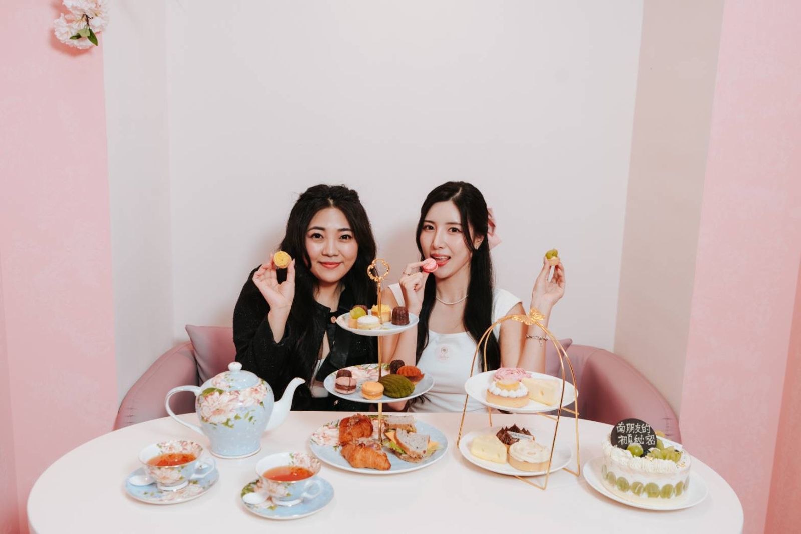 創辦人Sylvie王韻怡(左)與南珉貞(右)的閨蜜下午茶。Sylvie森林甜點提供