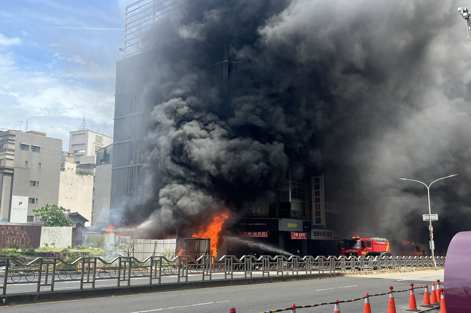 中友百貨對面狂冒火煙!一中商圈逛街人潮驚見火災 12機車燒毀原因待查