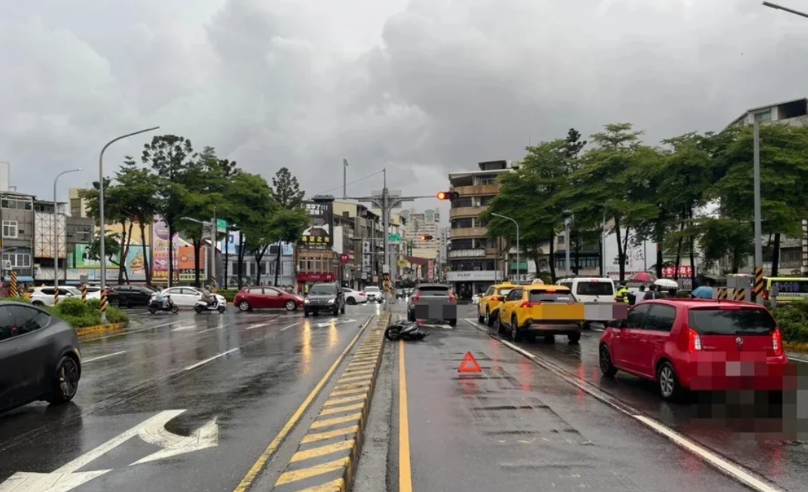 暴雨奪命!台南西門圓環機車撞左轉車 「人肉彈飛」再撞等紅燈車 31歲騎士當場慘死