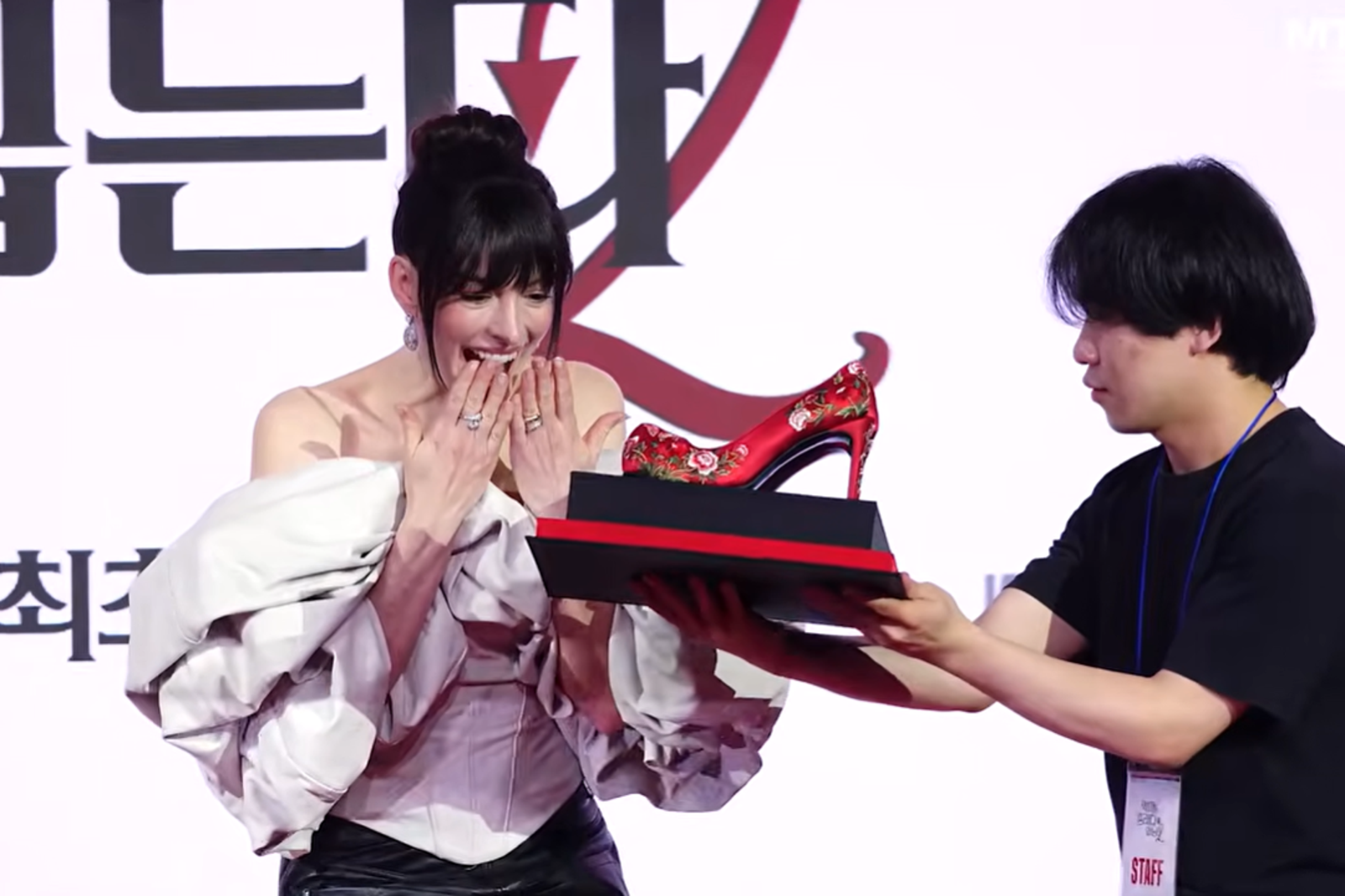 收韓國花鞋失控驚呼！安海瑟薇首爾同框梅姨　曝遊韓願望清單想訪「他們」