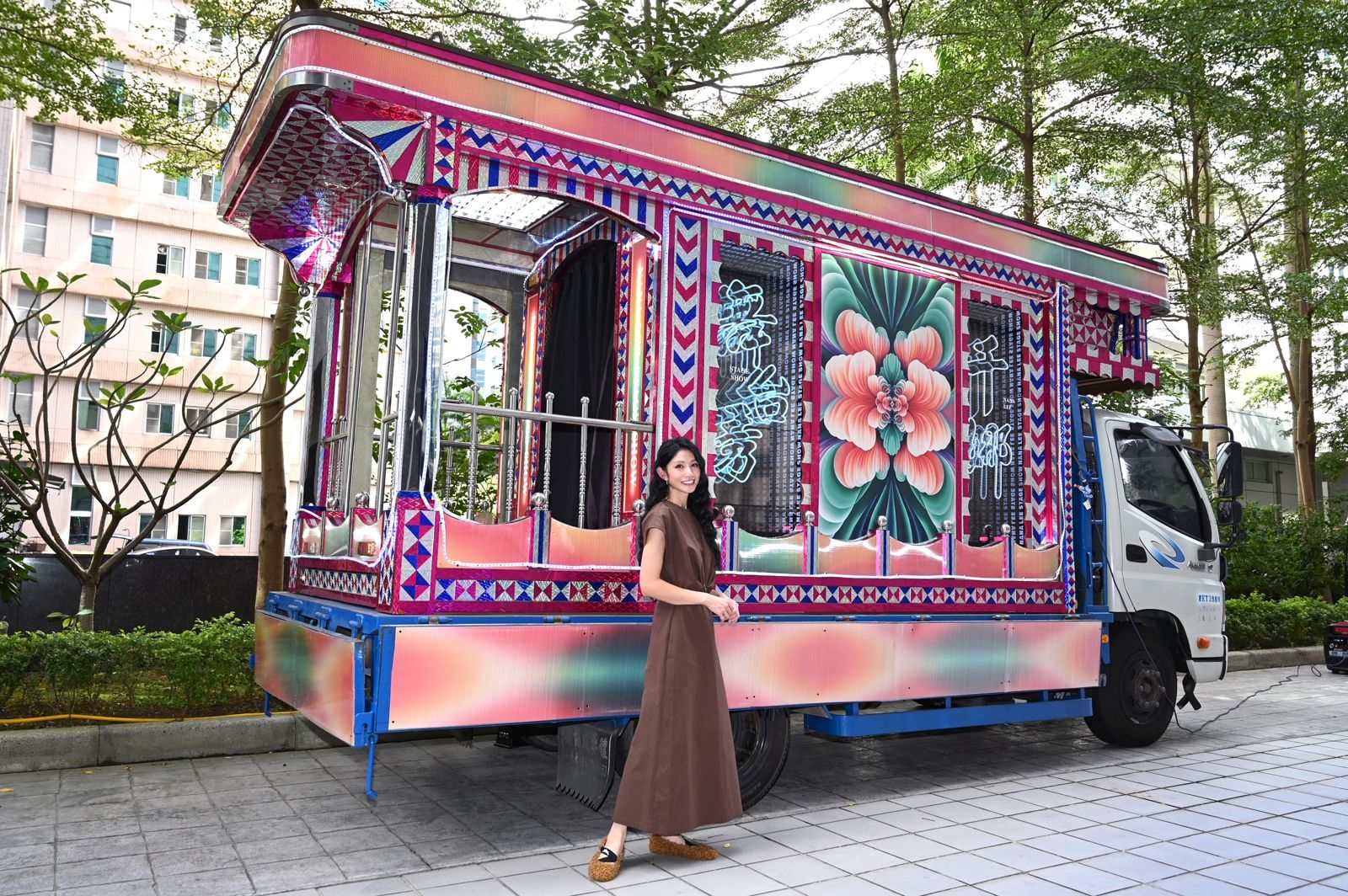 李千娜打造電子花車宣傳新專輯《千娜舞台秀 - 彼段過去經過阮兜口》。環球音樂提供