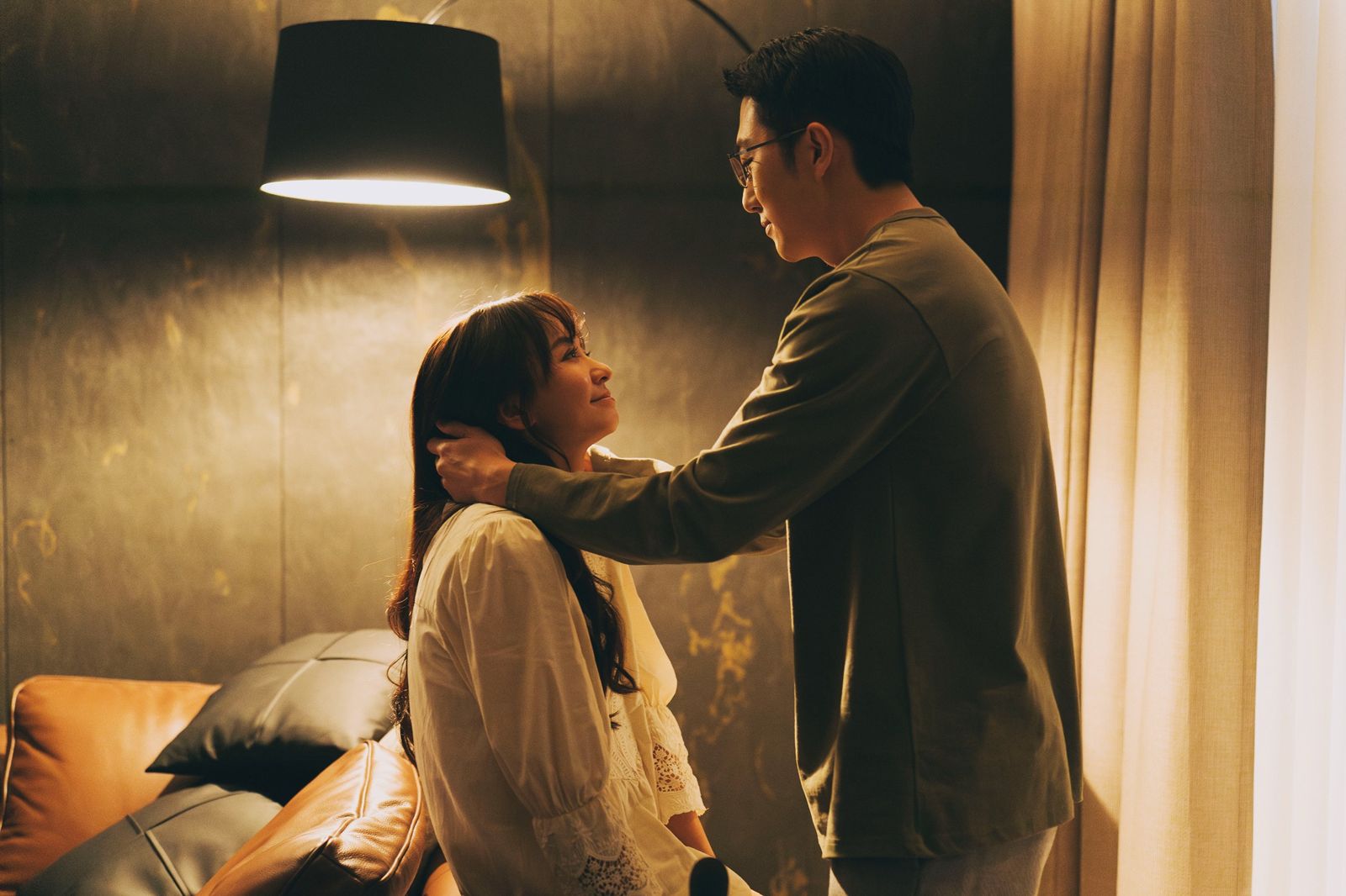 陳意涵(左)和張懷秋在《郵票與舒芙蕾》中飾演夫妻。時創影業提供