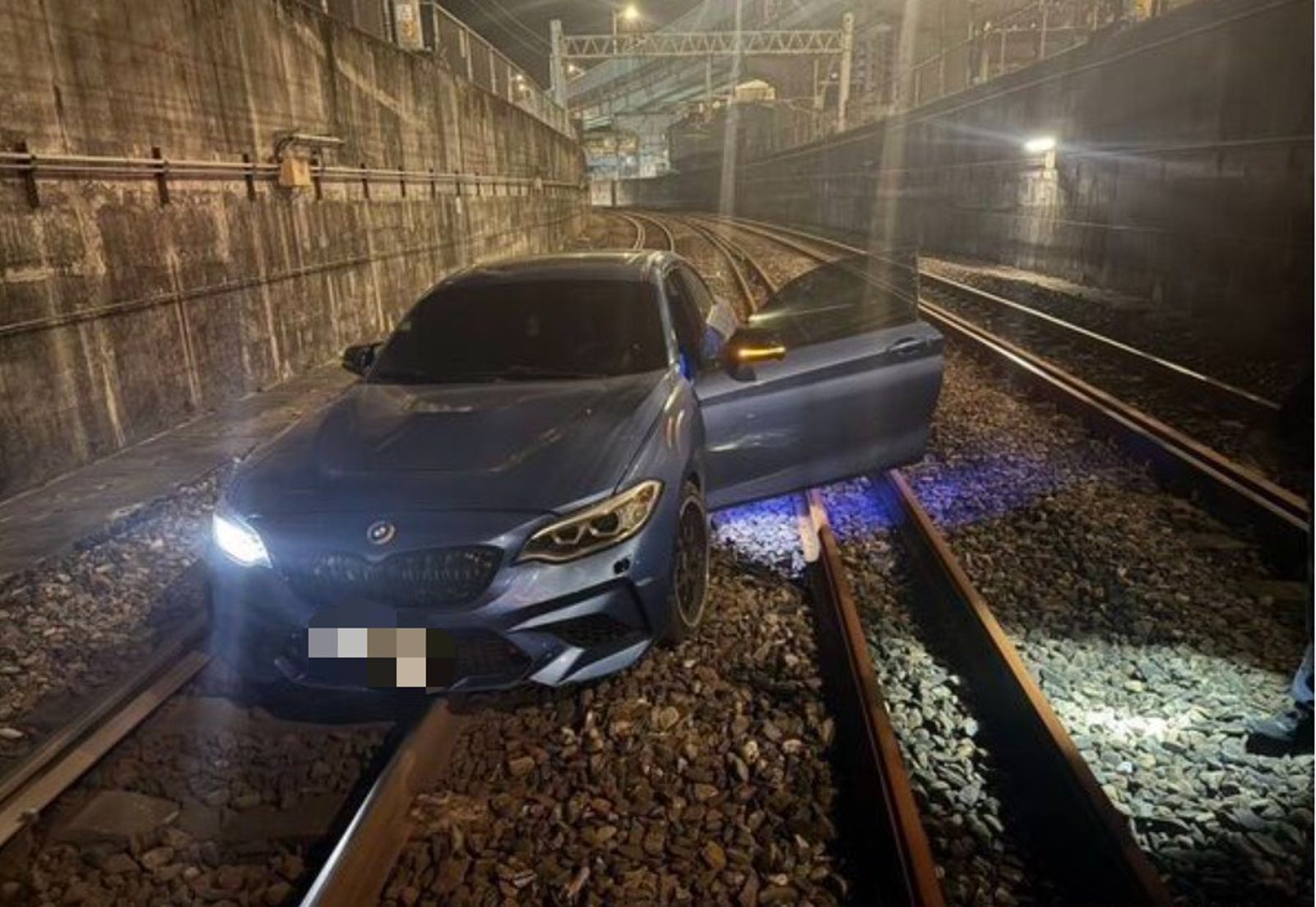 通緝犯開進鐵軌狂飆300公尺 害14列車停擺3小時 台鐵氣炸「將求償」